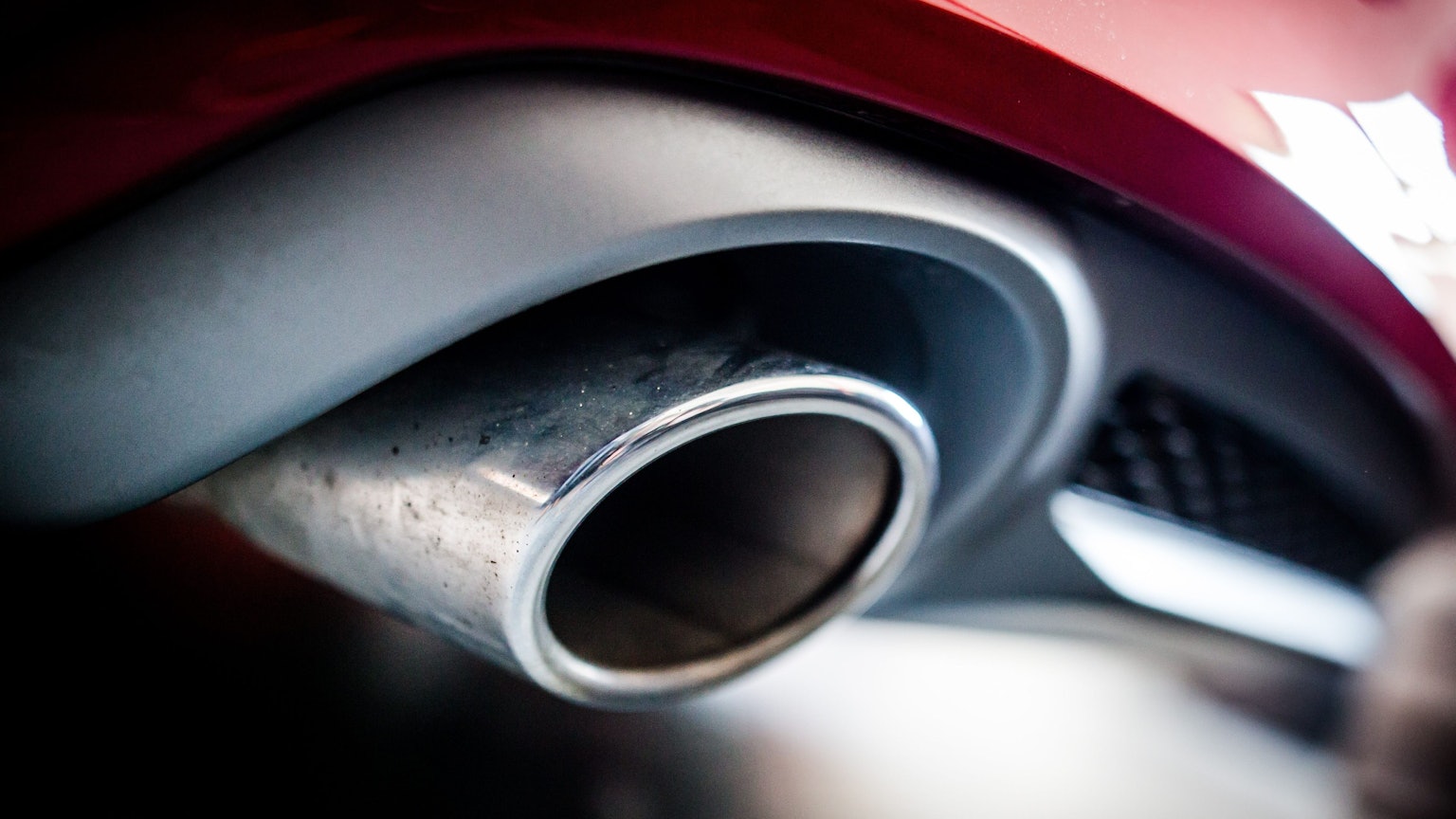 Geht die Zeit der dicken Auspuffe zu Ende oder nicht? Auf EU-Ebene wird erbittert um das „Verbrennerverbot“ ab 2035 gestritten.