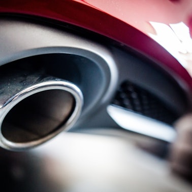 Der Auspuff eines Autos mit Dieselmotor.