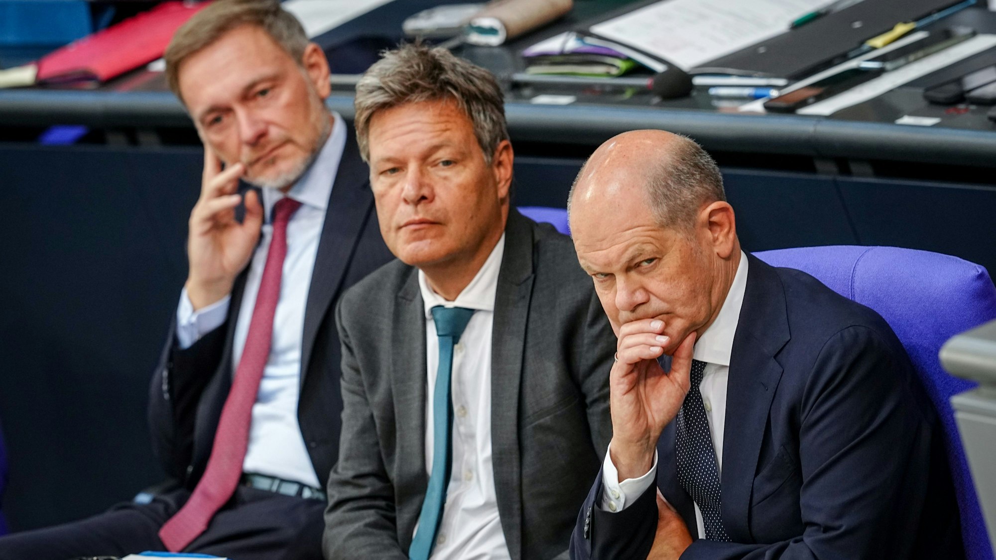 Christian Lindner (l-r, FDP), Bundesminister der Finanzen, Robert Habeck (Bündnis 90/Die Grünen), Bundesminister für Wirtschaft und Klimaschutz, und Bundeskanzler Olaf Scholz (SPD) nehmen an einer Sitzung des Bundestags teil.