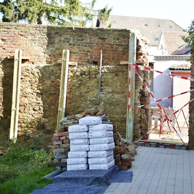 Die Stadtmauer in Zülpich wurde hinter dem Parkplatz an der Nideggener Straße durchbrochen, hier entsteht eine Schlupfpforte. Noch ist der Durchgang versperrt.