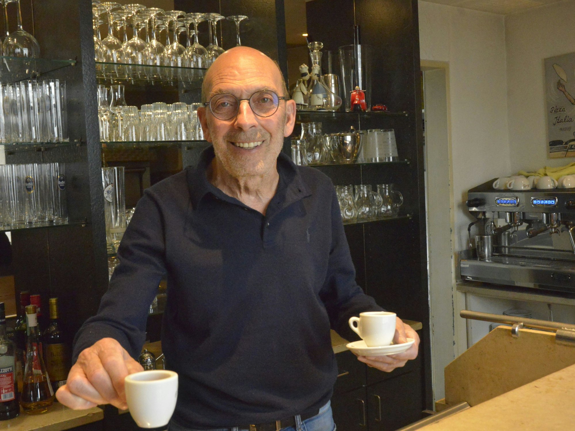 Guiseppe (Beppo) Lauria serviert in seinem Restaurant Pizza Italia einen Espresso.