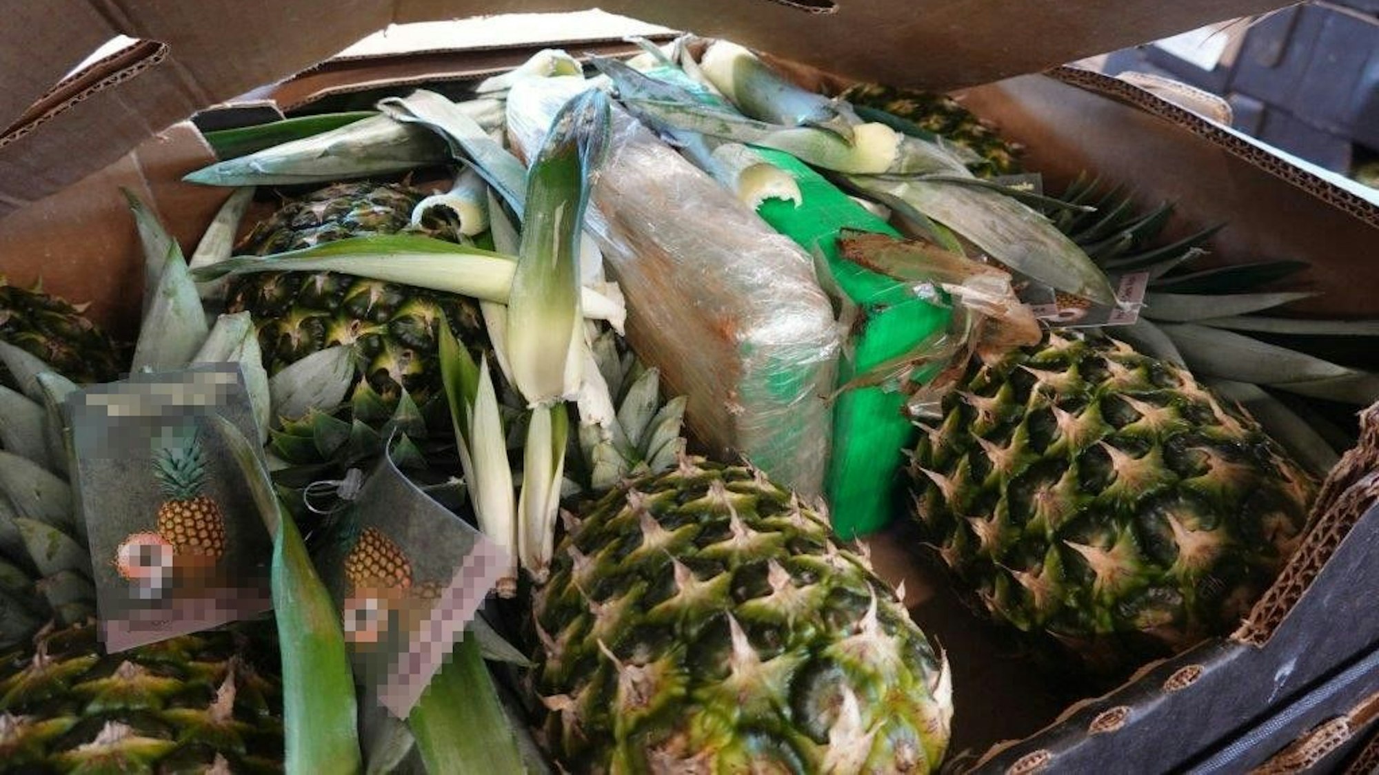 Zwischen Kisten mit Ananas und weiteren Waren versteckten Drogenschmuggler im aktuellen Fall insgesamt 40 Tonnen Kokain.