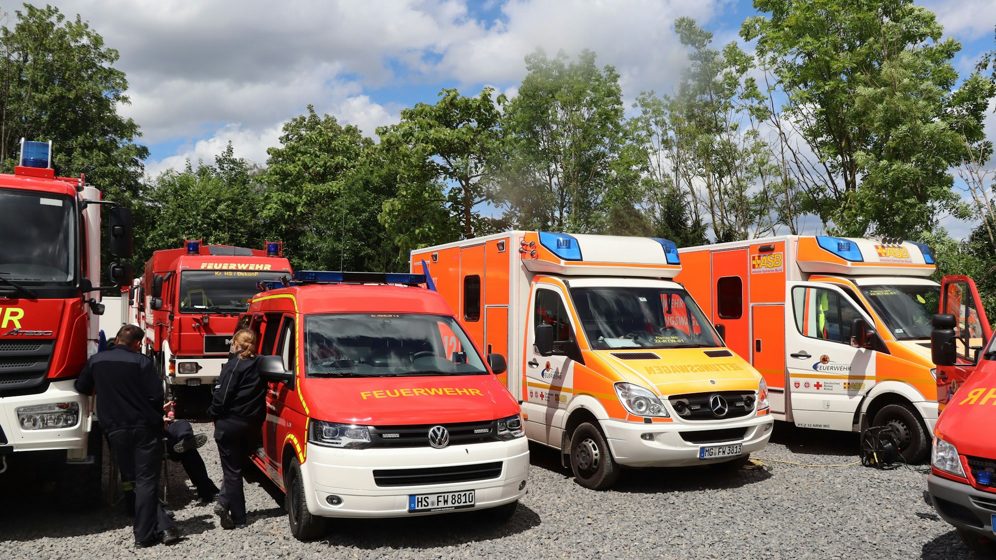 Das Bild zeigt mehrere Rettungsfahrzeuge am Sammelplatz