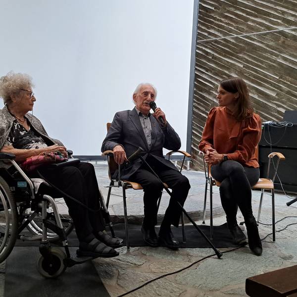 Moderatorin Ruth-Anne Damm (r.) im Gespräch mit den beiden Zeitzeugen Tamar Dreifuss und Leon Weintraub.