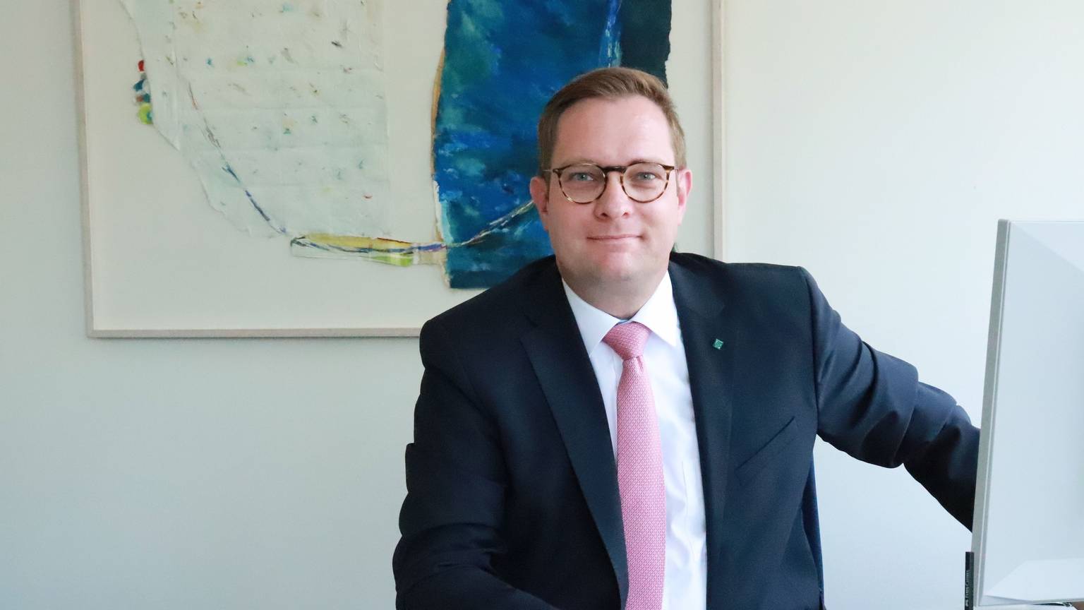 Der Kämmerer sitzt an seinem Schreibtisch