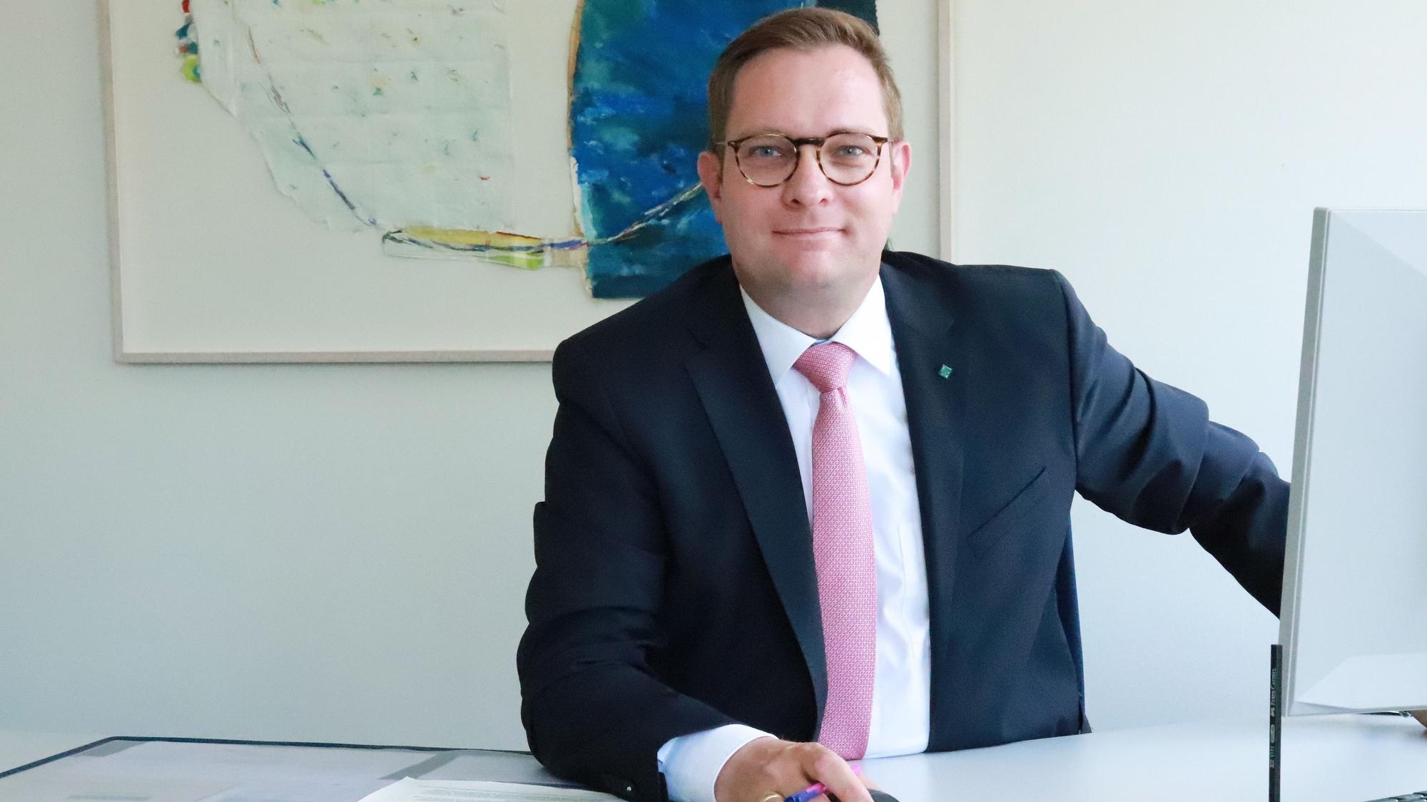 Der Kämmerer sitzt an seinem Schreibtisch.