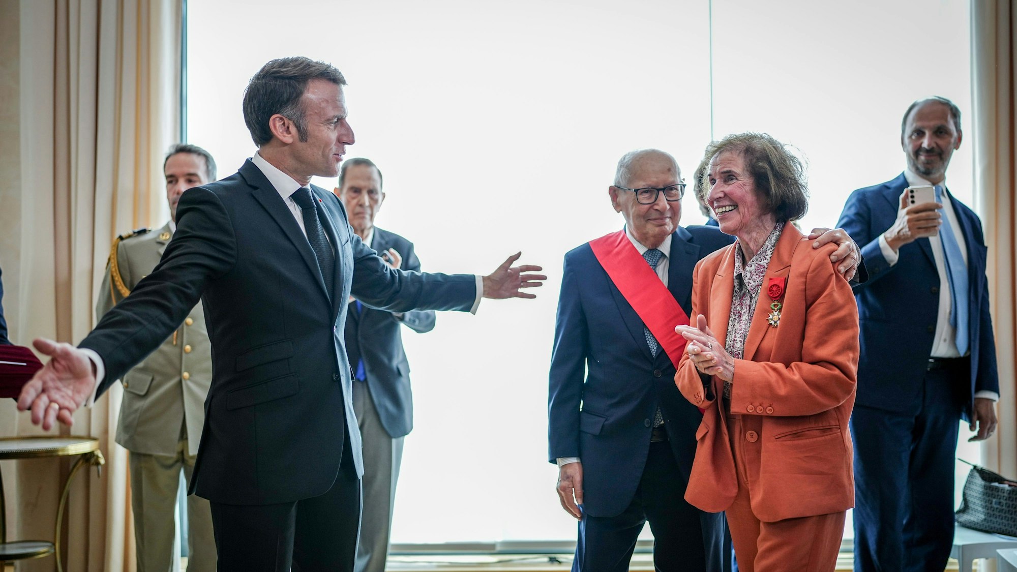 Macron (l.), ernannte im Mai Beate Klarsfeld (85, r.) Groß-Offizier der Ehrenlegion und übergab Serge Klarsfeld (88, m.) das Großkreuz der Ehrenlegion. (Archivbild)