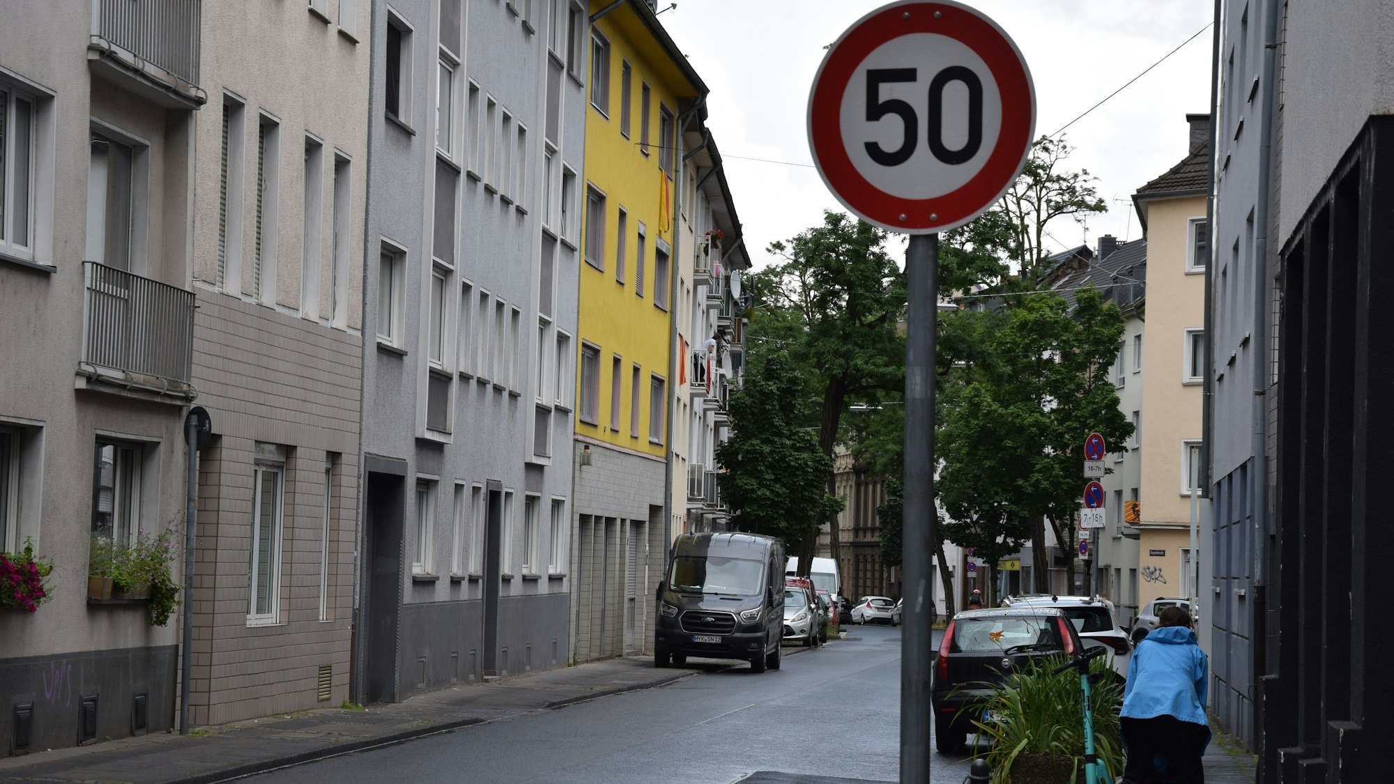 Ein Schild weist auf die Höchstgeschwindigkeit 50 km/h hin.
