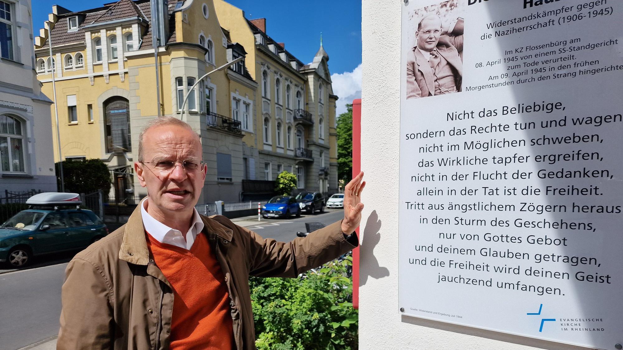 Denkmäler müssen nicht aus Bronze sein. Dr. Josef D. Blotz am Dietrich Bonhoeffer-Haus in Bonn.
