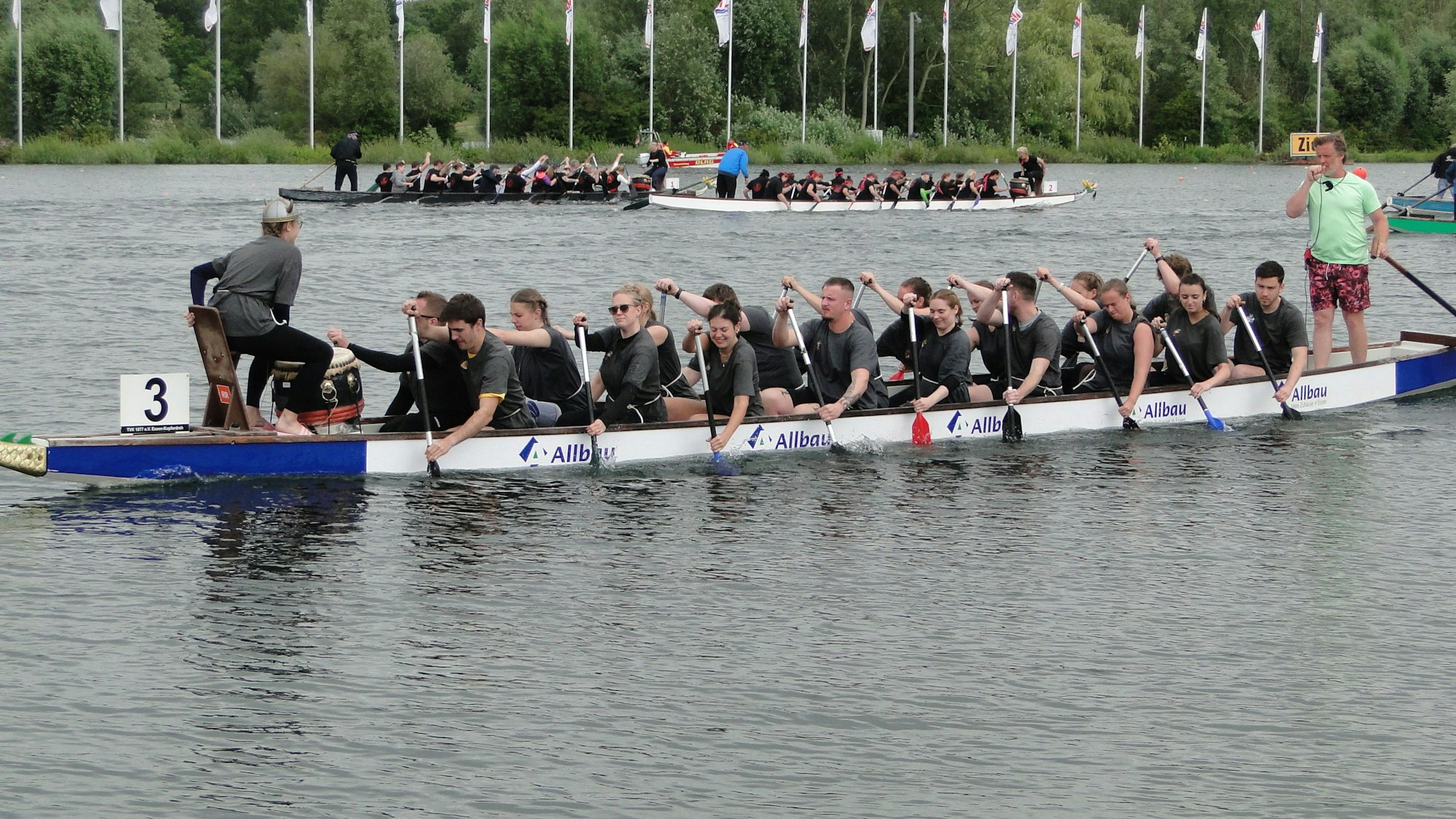 Bei aller Unernsthaftigkeit am Ufer: Auf dem Wasser gaben die Mannschaften alles.
