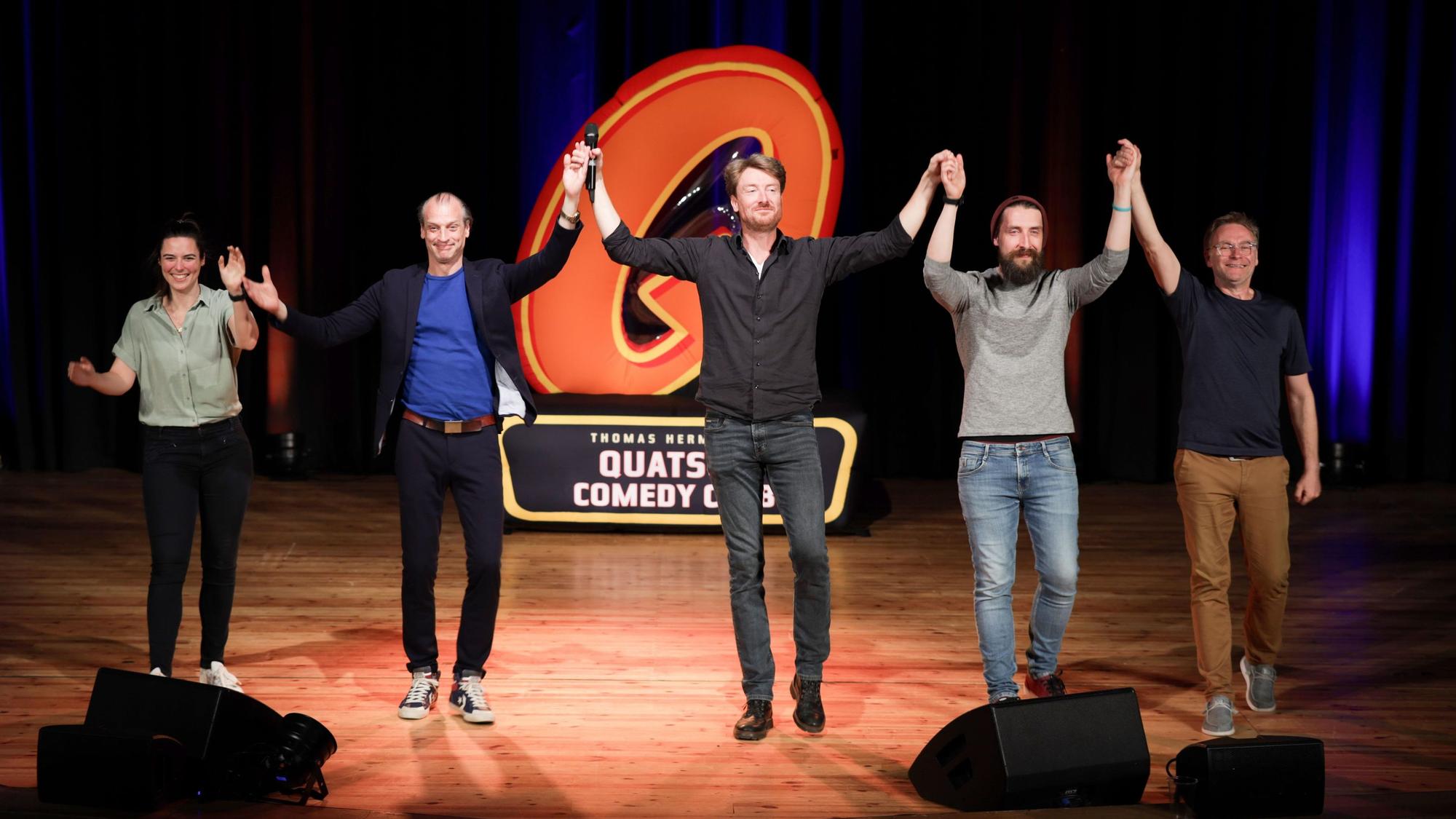 Die fünf Comedians haben sich an den Händen gefasst und bedanken sich beim Publikum für den Applaus.