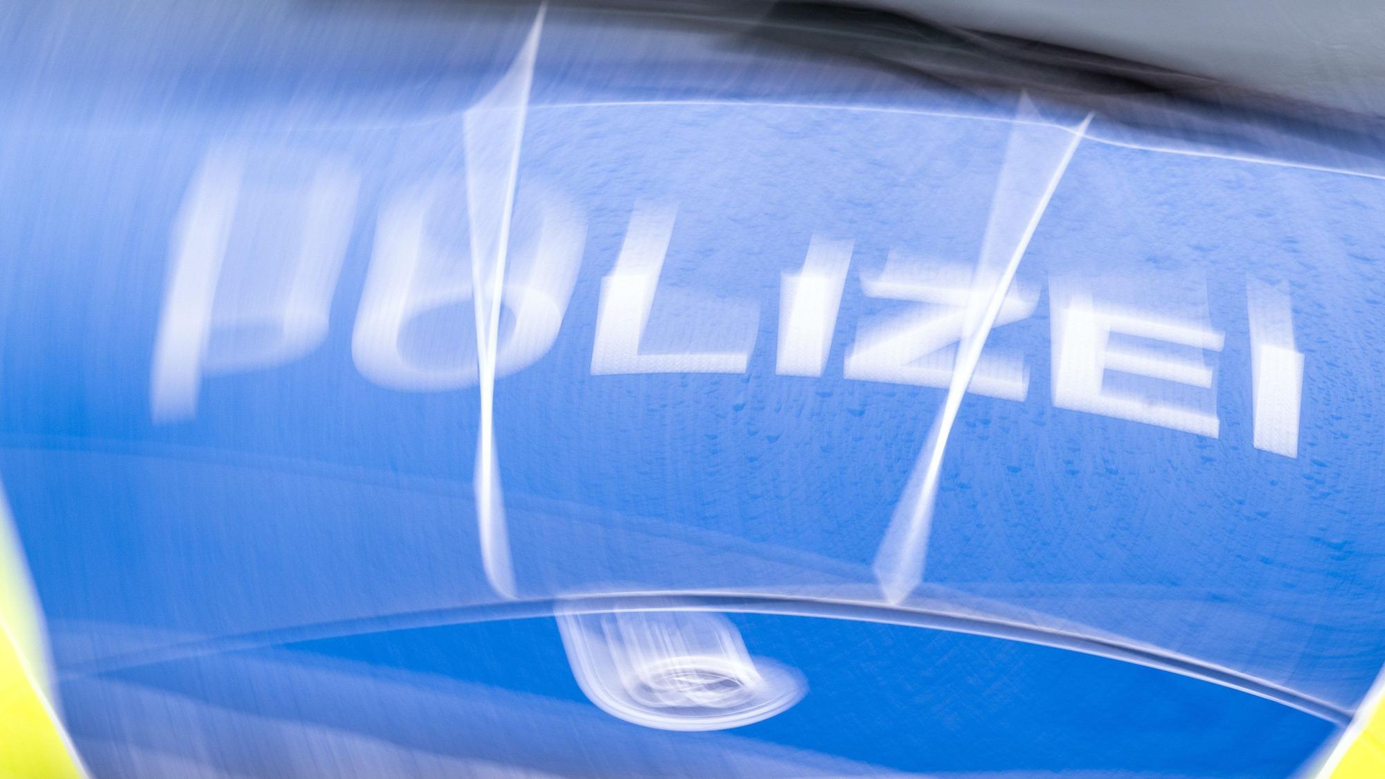 Der Schriftzug „Polizei“ auf der Kühlerhaube eines Autos.
