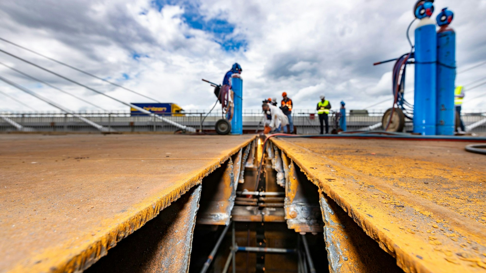 Der Trennschnitt der Stahlkonstruktion erfolgte mittig über dem Rhein.