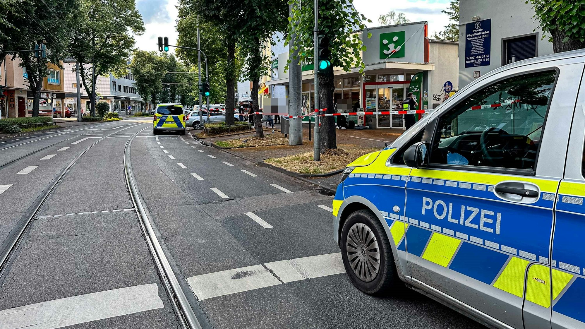 Polizeieinsatz nach dem Raubüberfall auf die Fressnapf-Filiale in Köln-Poll am Montag (17. Juni)