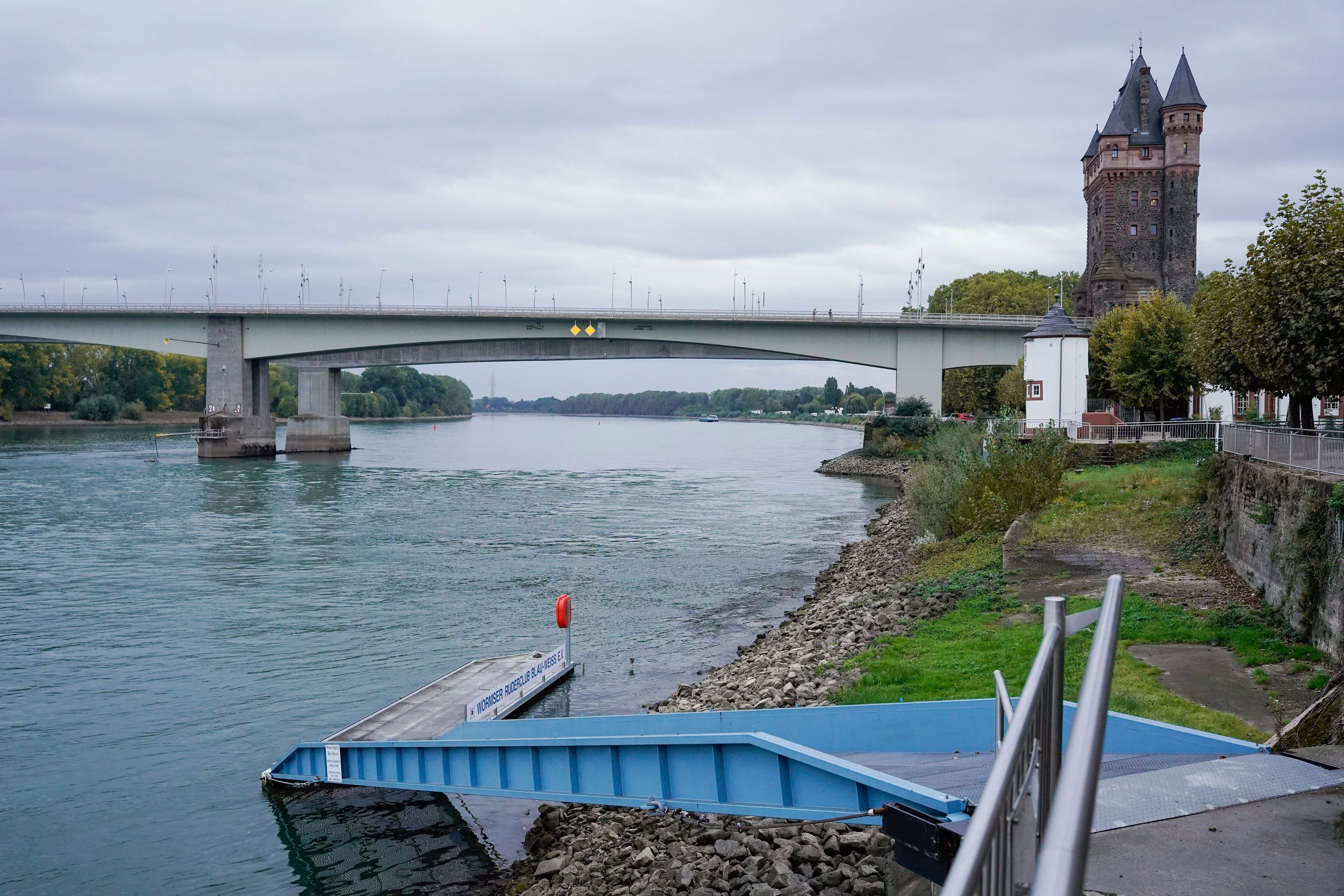 Der Rhein fließt unter der Nibelungenbrücke in Worms entlang. (Symbolbild)