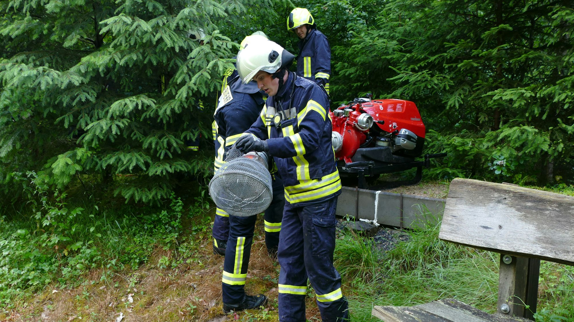 Die Pumpe ist zentraler Bestandteil der Löschwasserverbindung im Wald.