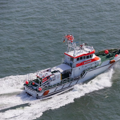 Der Seenotrettungskreuzer „Hamburg“ der Deutschen Gesellschaft zur Rettung Schiffbrüchiger (DGzRS) sucht in der Nordsee nach einem vermissten Fischer. Der Mann war von einem Krabbenkutter gestürzt. (Archivfoto)