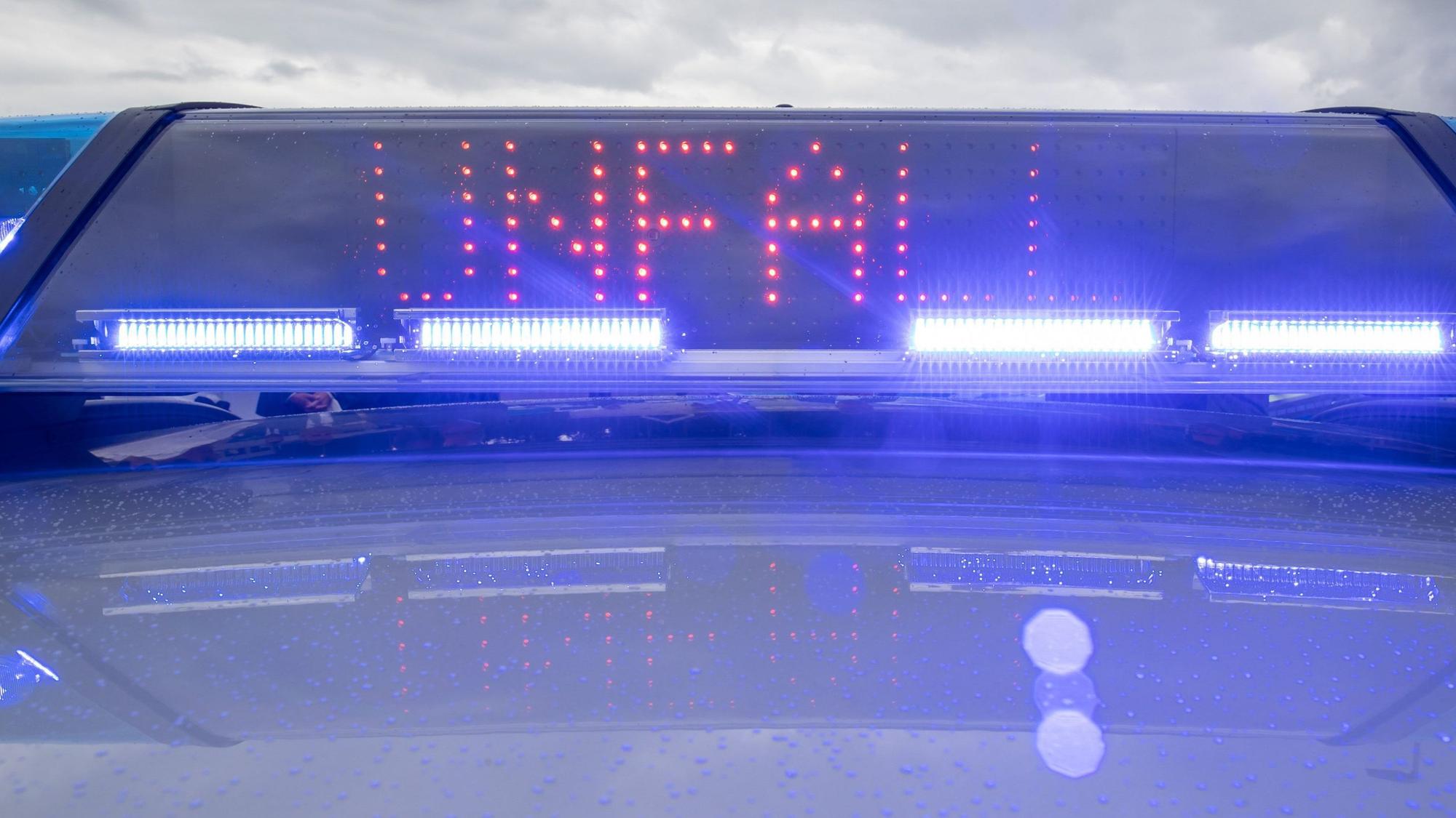 Ein Blaulicht auf dem Dach eines Polizeifahrzeugs mit der LED-Anzeige „Unfall“.