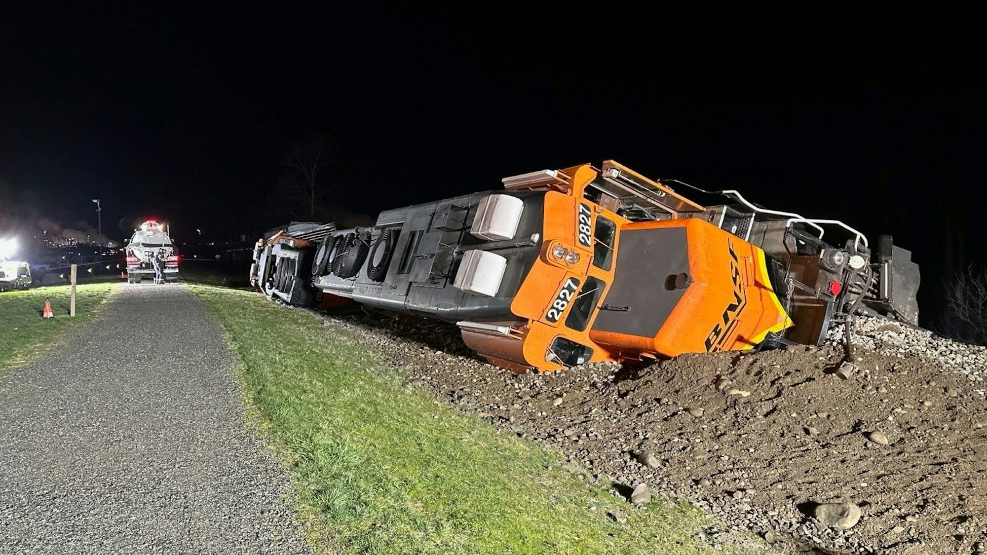 Dieses vom Washington Department of Ecology zur Verfügung gestellte Foto zeigt einen entgleisten BNSF-Zug im Swinomish-Stammesreservat in der Nähe von Anacortes, Wash. am 16. März 2023. Ein Bundesrichter hat am Montag, den 17. Juni 2024, die BNSF Railway zur Zahlung von fast 40