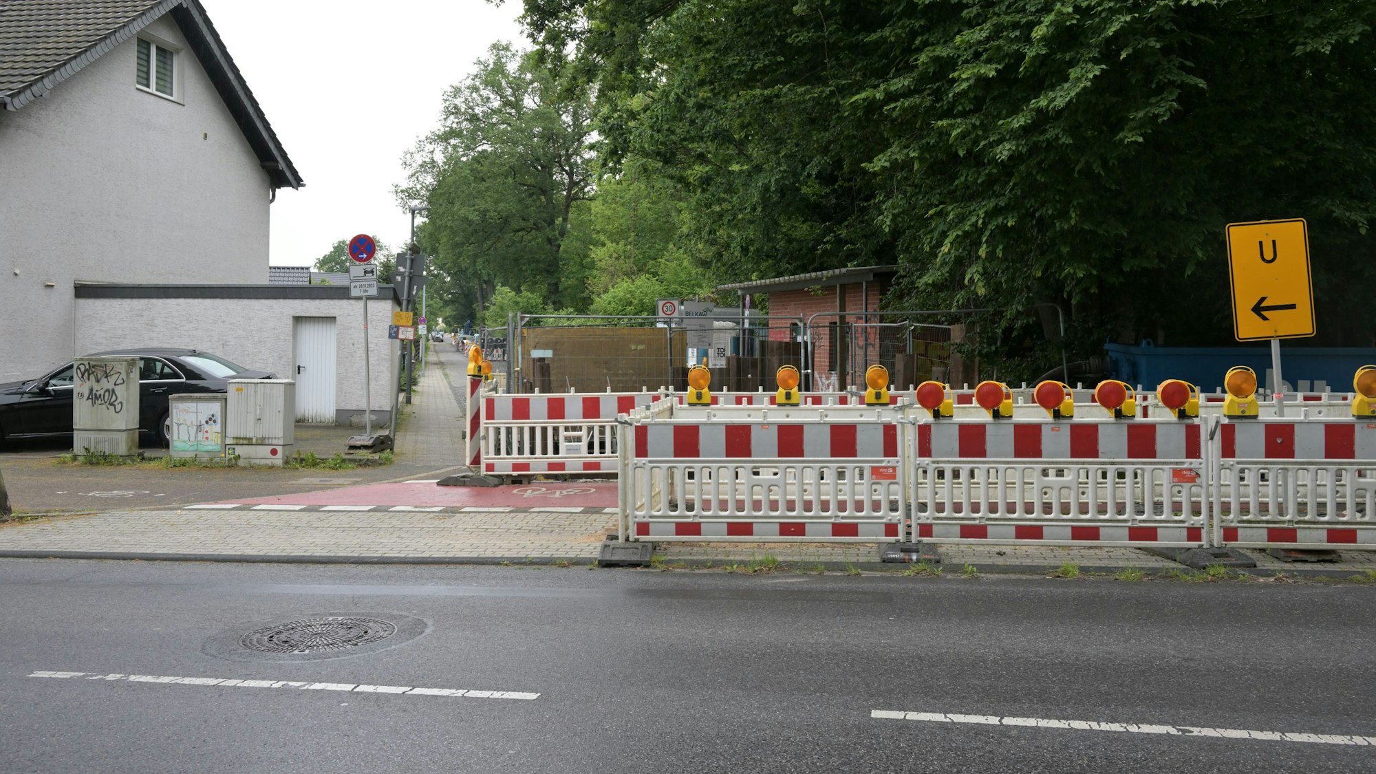 Die Baustelle an der Straße Auf der Kaule, Baken verhindert eine Zufahrt.