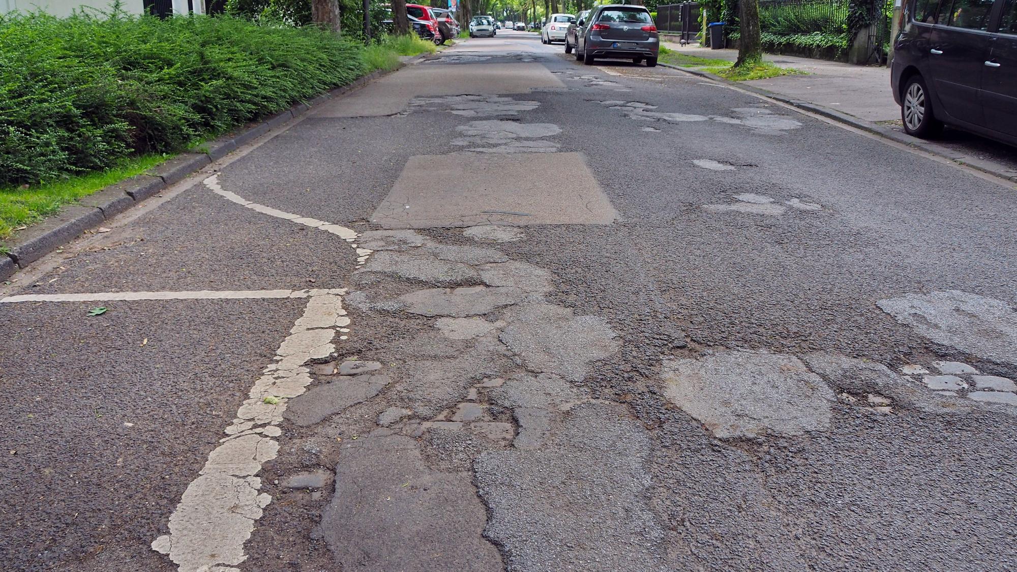 Löcher, Risse, Abplatzungen – die Straße „Unter den Ulmen“ muss saniert werden.