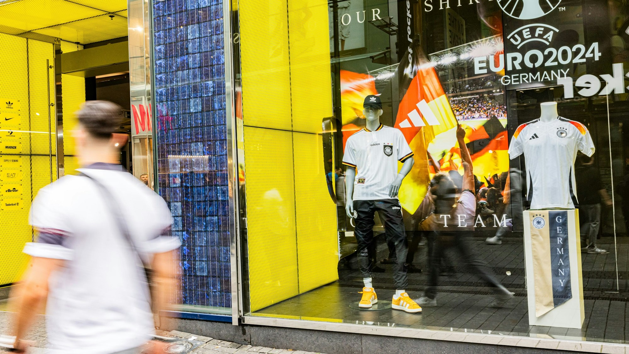 Die Kölner Sportartikel-Läden werben in diesen Tagen mit Deutschland-Trikots.