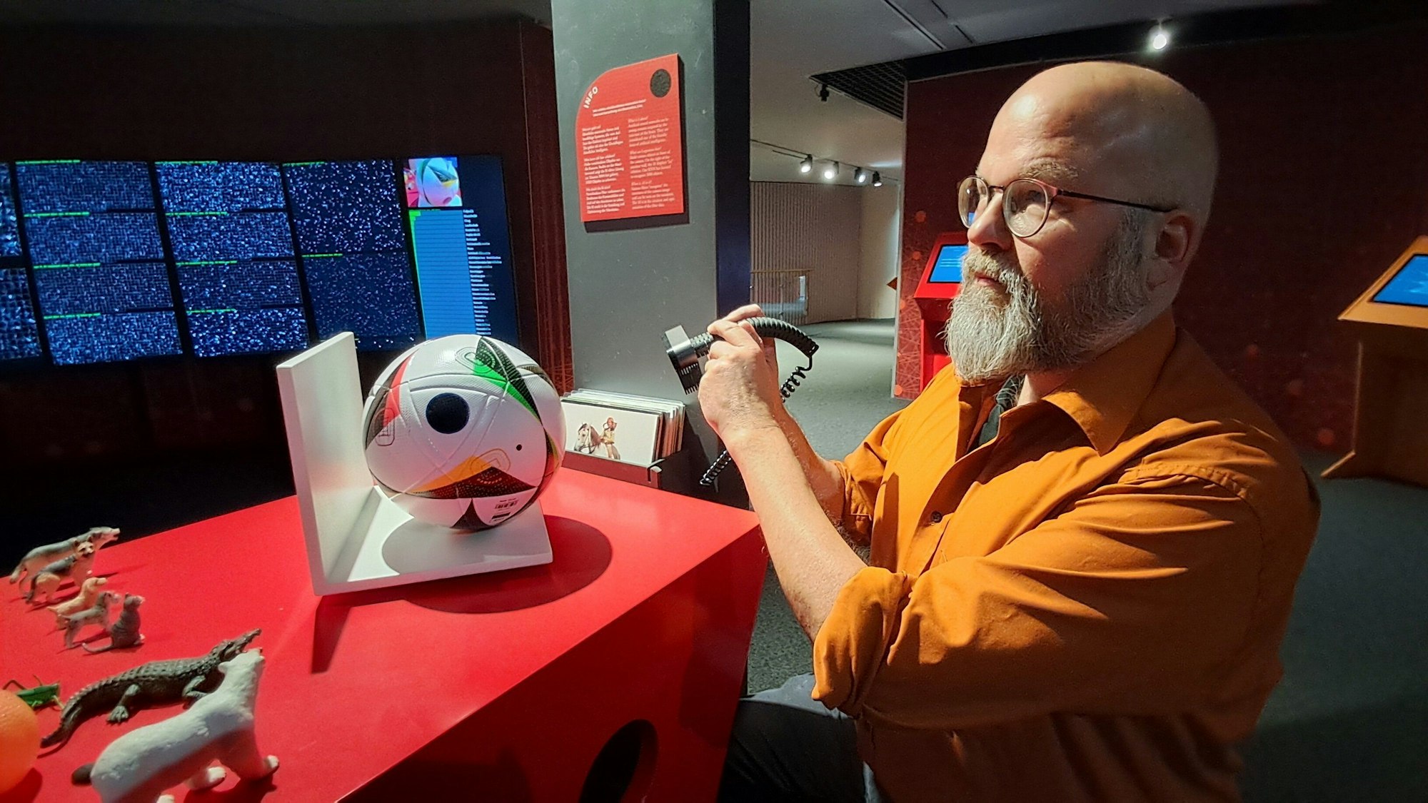 Ob die KI den Gegenstand erkennt? Ralph Burrmester lässt über eine Kamera den offiziellen EM-Fußball bestimmen.