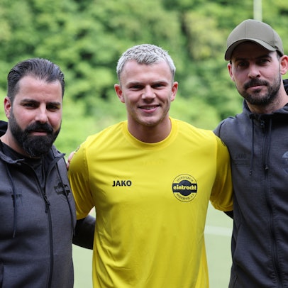 Blick auf drei Fußballer