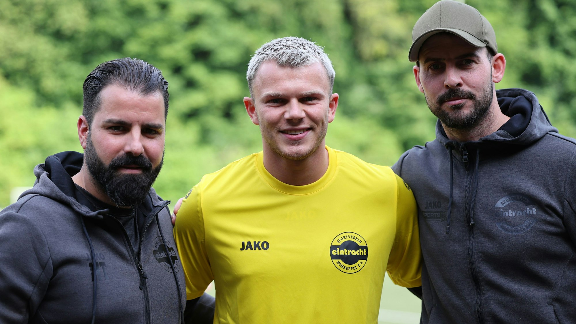 Blick auf drei Fußballer