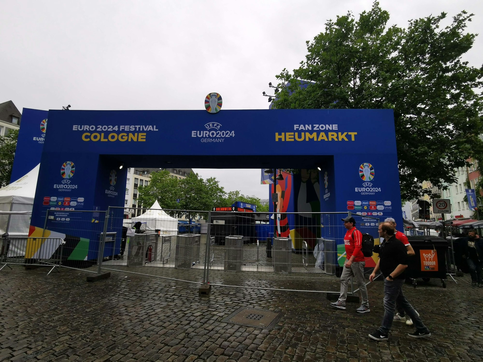 Die Stadt sperrte die Eingänge mit Gittern ab.