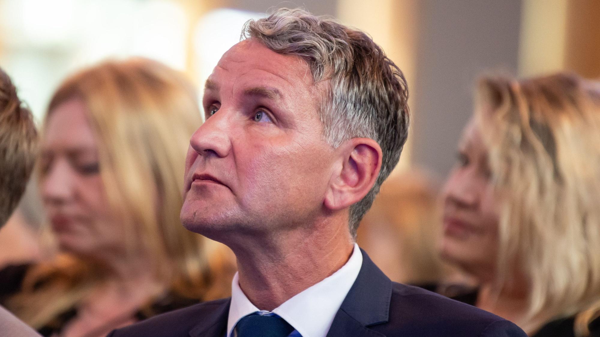 Björn Höcke, Fraktionsvorsitzender der AfD in Thüringen, sitzt in einer AfD-Veranstaltung.