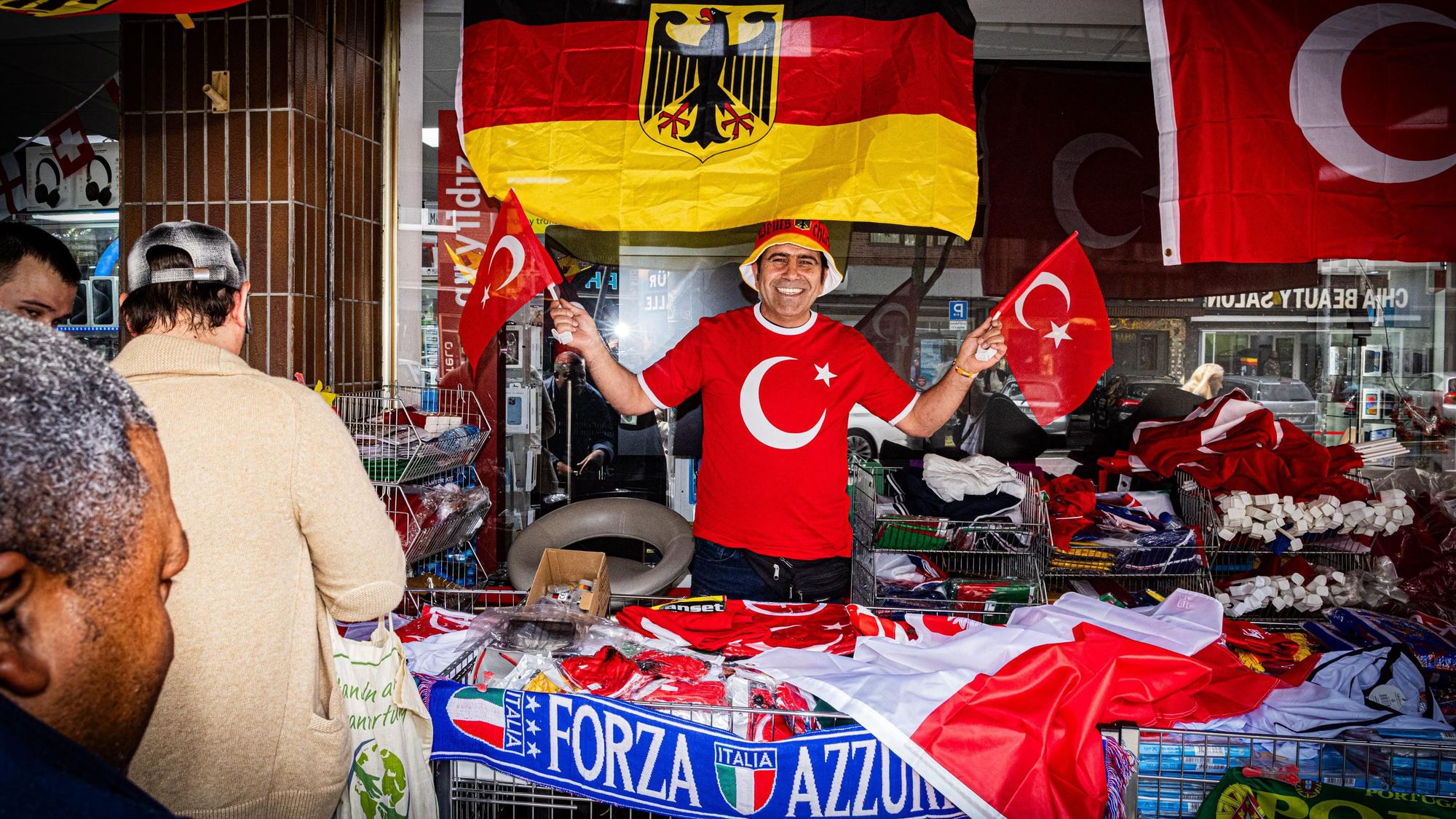 Internationales Geschäft: Mit seinem Fanartikel-Stand auf der Kalker Hauptstraße spricht Mustafa Ileri vor allem Menschen im Veedel an.