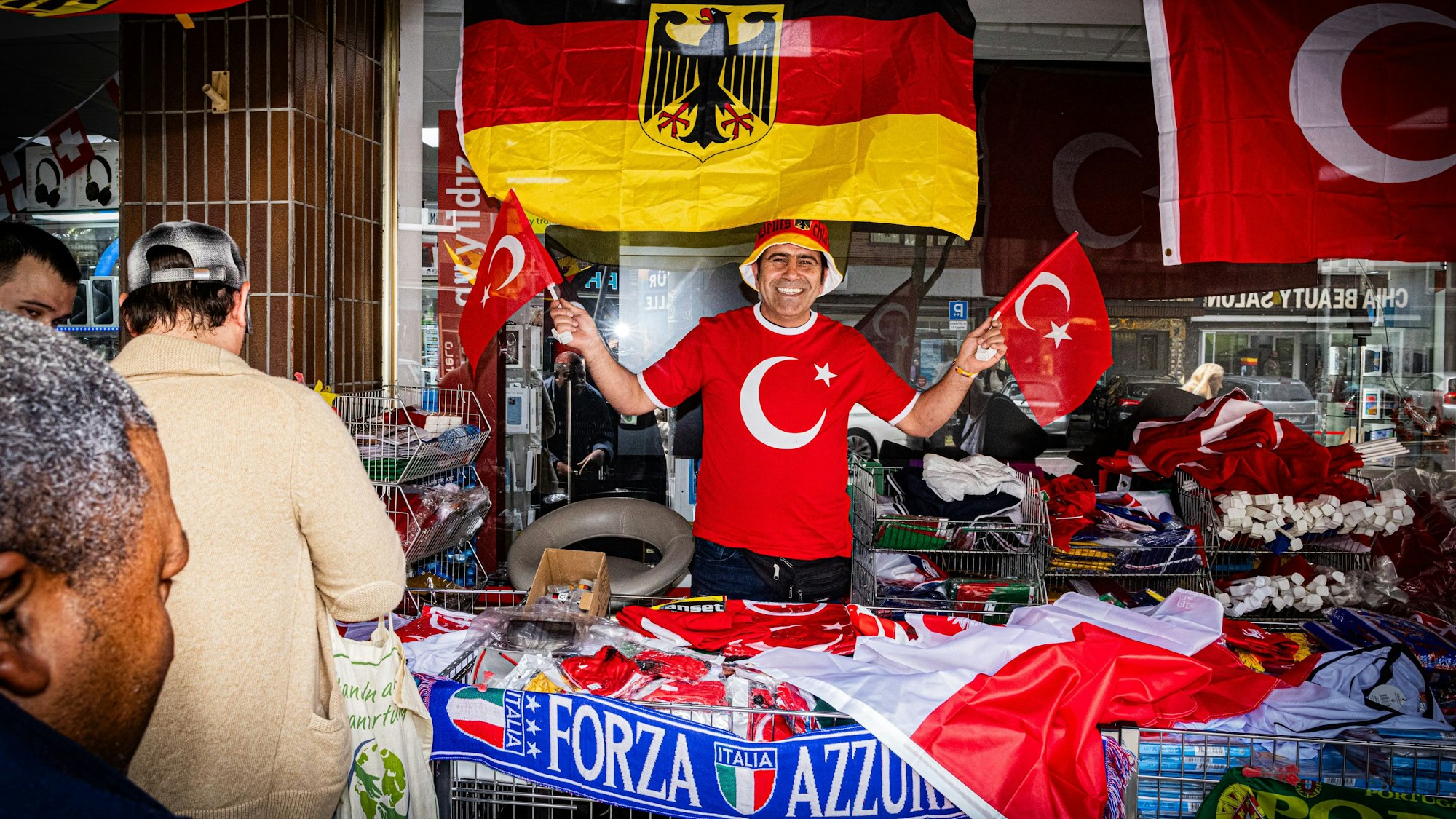 Internationales Geschäft: Mit seinem Fanartikel-Stand auf der Kalker Hauptstraße spricht Mustafa Ileri vor allem Menschen im Veedel an.