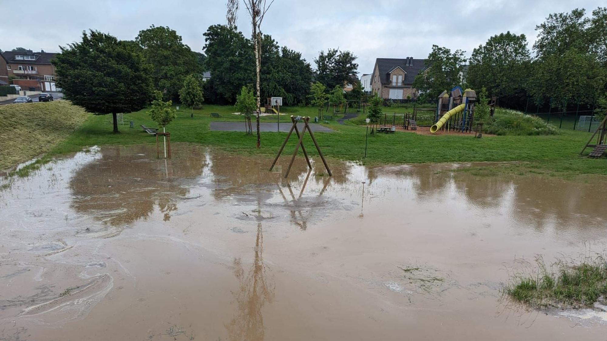 Auf dem Foto ist ein überfluteter Spielplatz zu sehen.