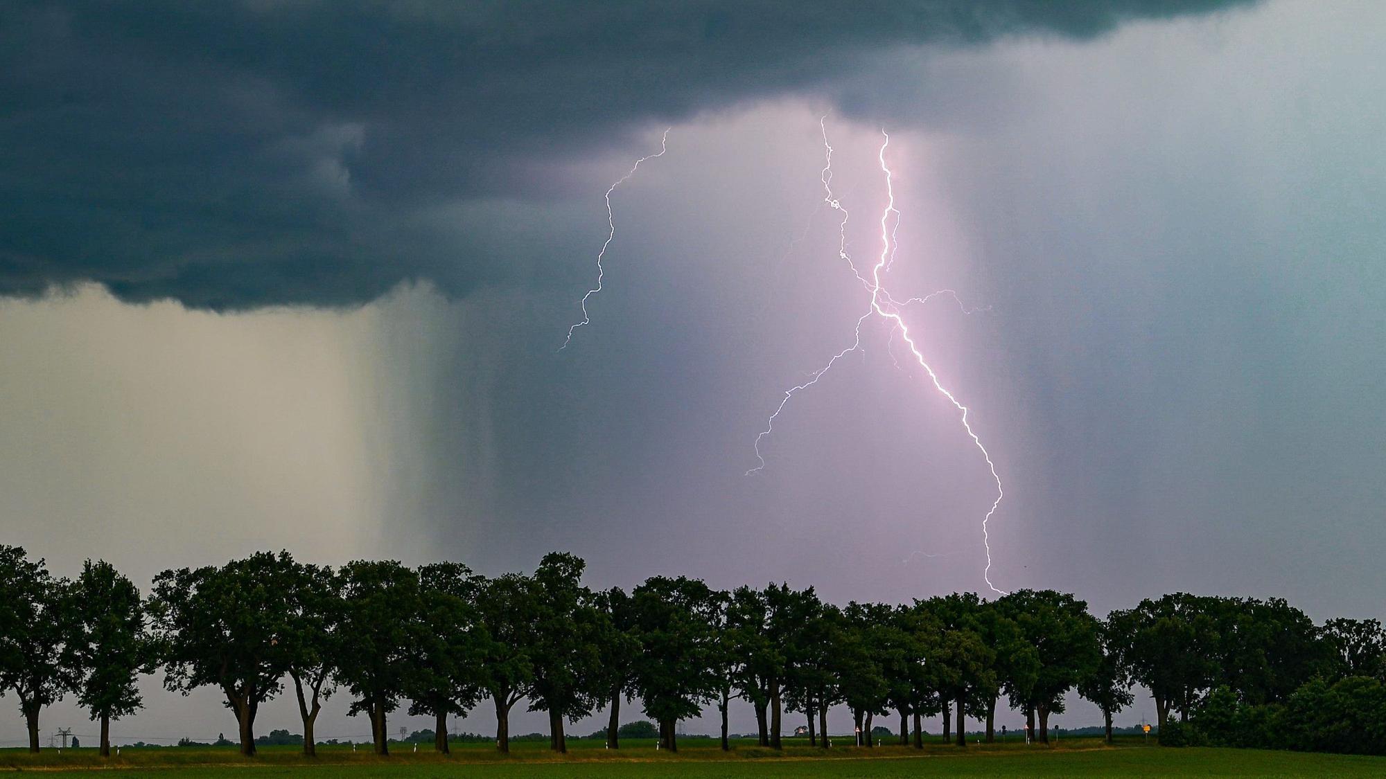 Gewitter in Brandenburg (Archivbild). In Köln und ganz NRW sind Unwetter mit starken Gewittern und Hagel vorhergesagt.