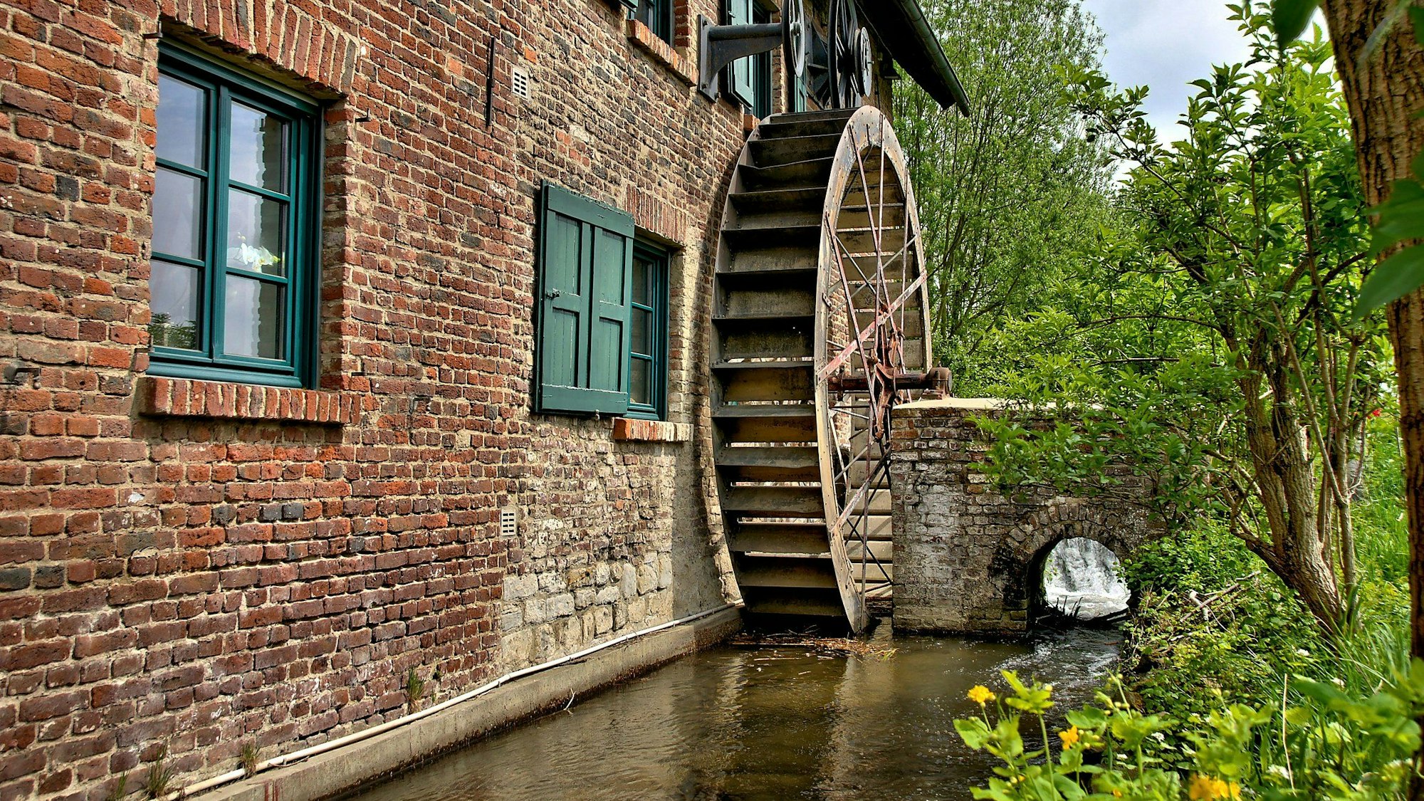 Am Sonntag, dem 23. Juni, wird die Fotoausstellung „Entlang der Strunde“ im „Et Kappelchen“ eröffnet. Es werden Bilder von der Strunde in Holweide ausgestellt.