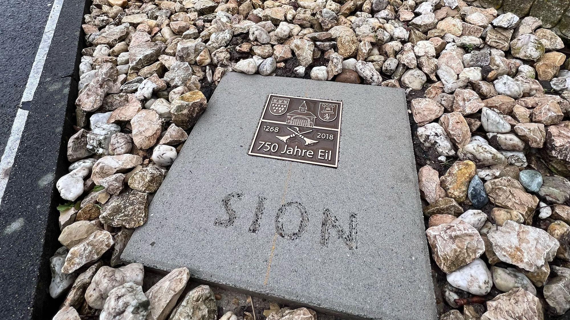 Entlang des Kulturpfads in Eil verlegt der Ortsring Bronzeplatten.