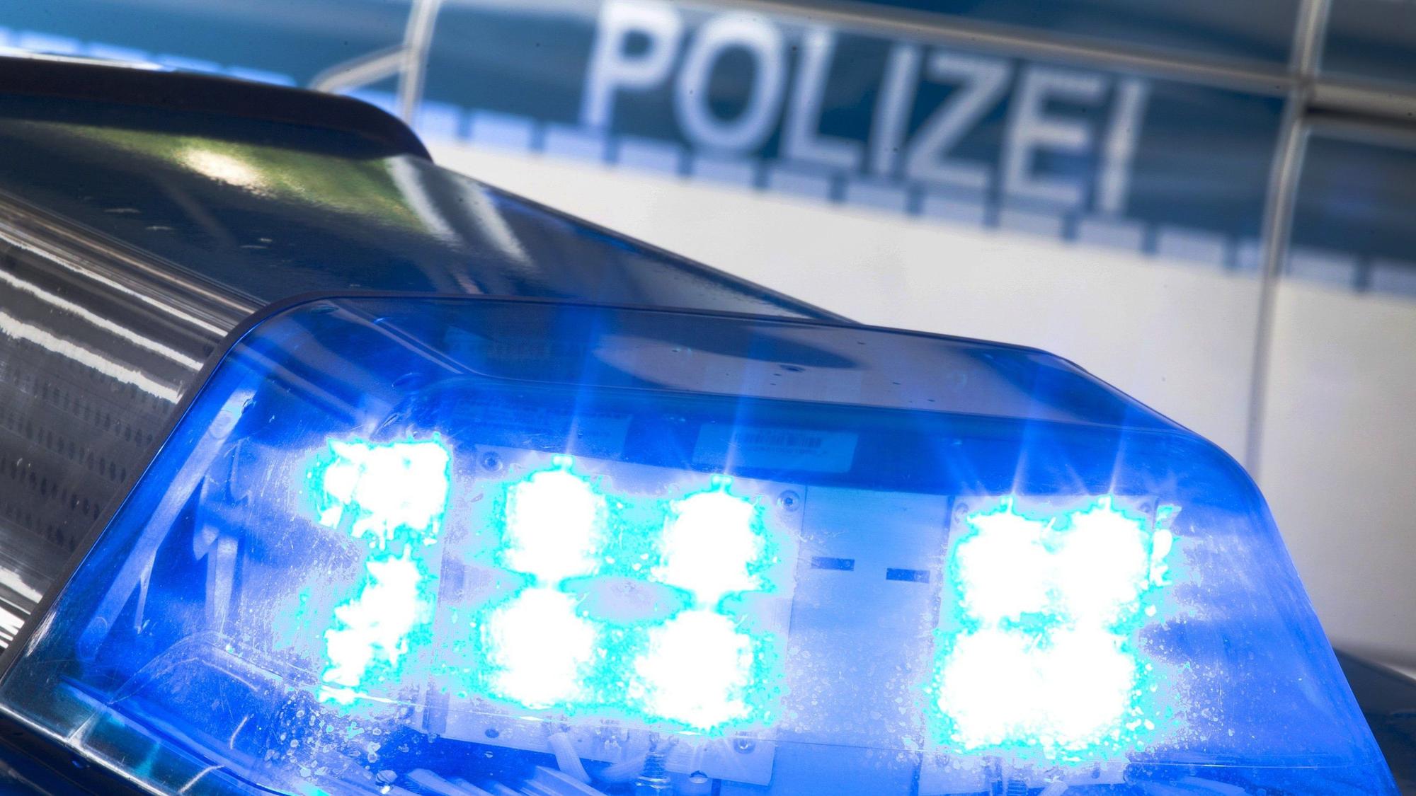 Ein Blaulicht leuchtet auf dem Dach eines Polizeiwagens (Symbolfoto).