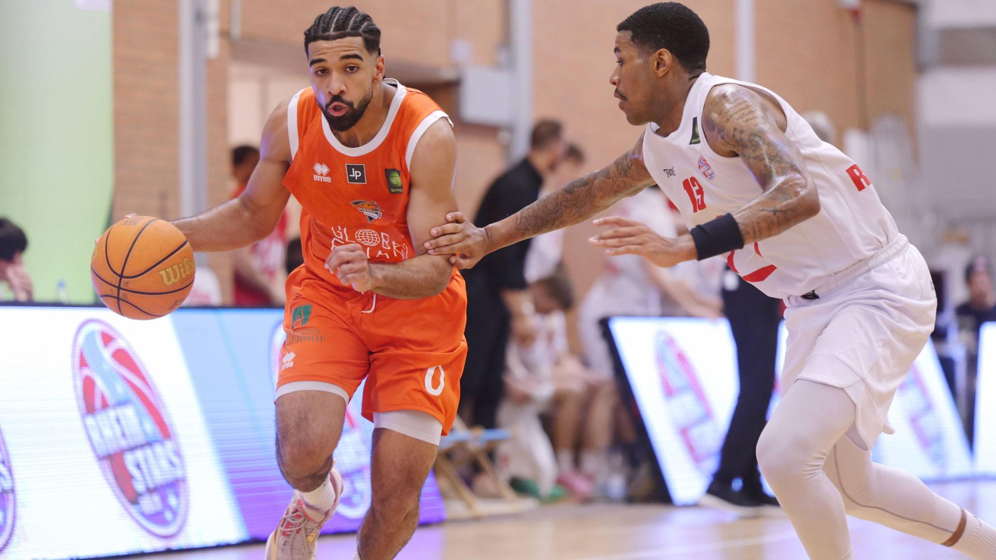 Tyreese Blunt (links) verlässt die Dragons Rhöndorf und somit auch die Telekom Baskets Bonn.