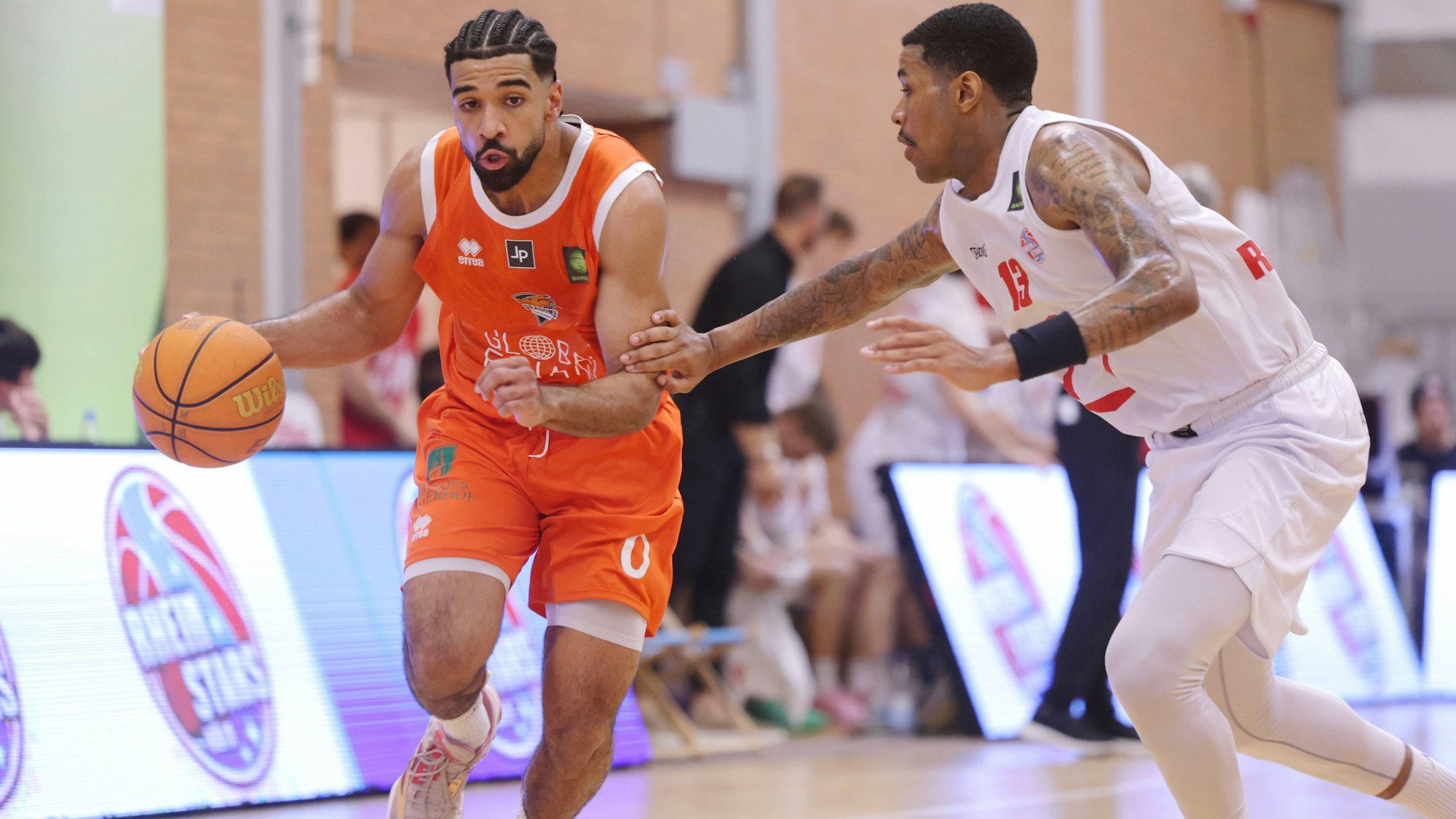 Tyreese Blunt (links) verlässt die Dragons Rhöndorf und somit auch die Telekom Baskets Bonn.