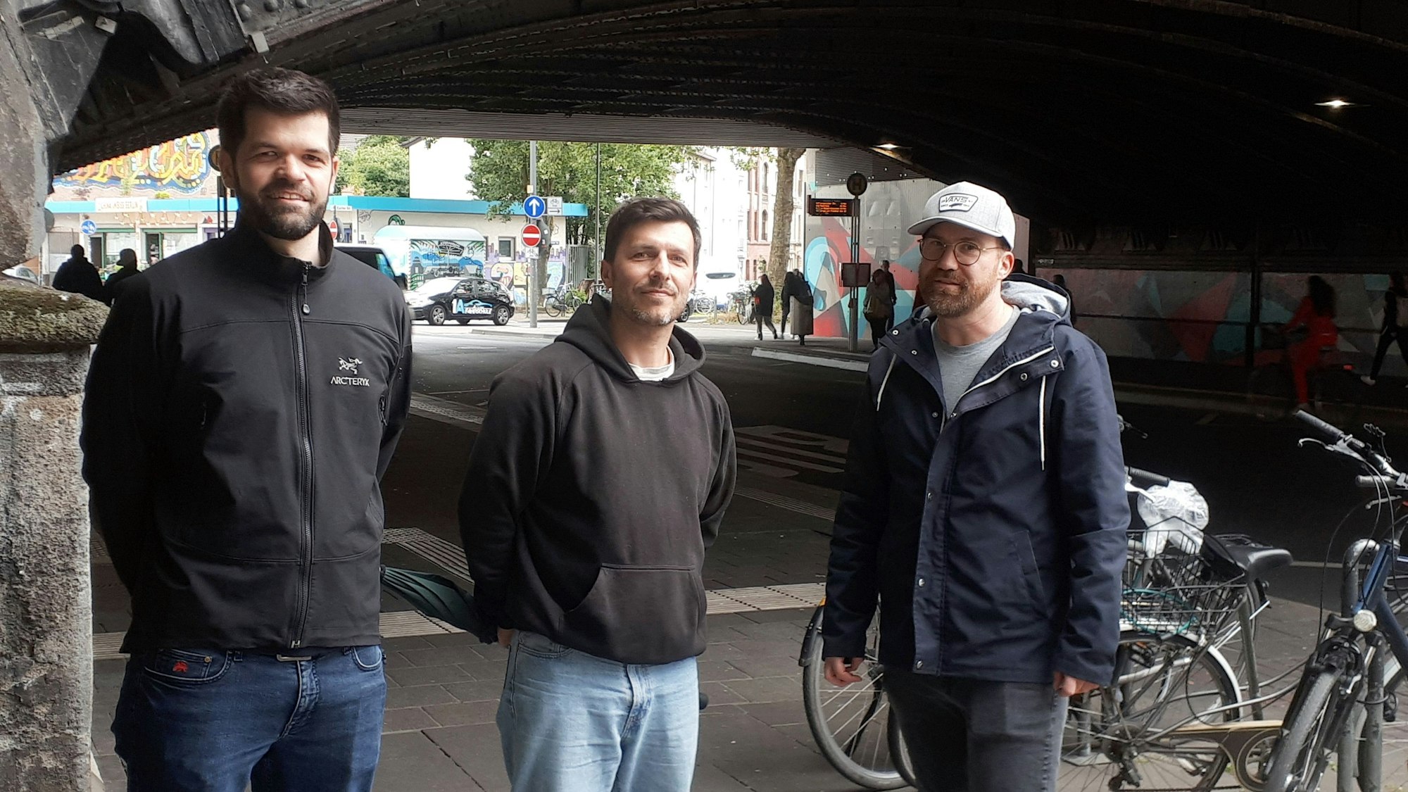 Sebastian Wenzel, Thomas Lison und Tom Körkemeier (v.l.) sorgen sich wegen der Verkehrsgefahren entlang der Escher Straße.