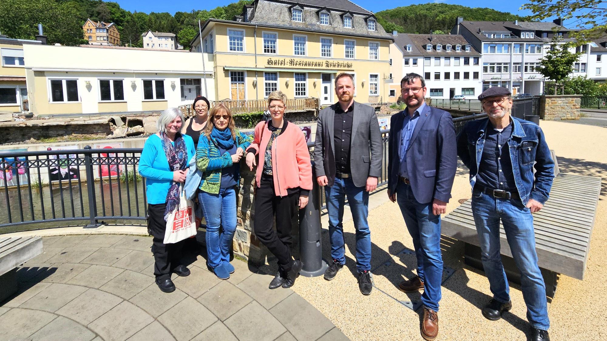 Gisela Neveling, Andrea Jöbkes, Petra Freche, Wibke Brems, Martin Metz, Wolfgang Heidinger und Karl-Heinz Lorbach stehen am Ufer in Gemünd.