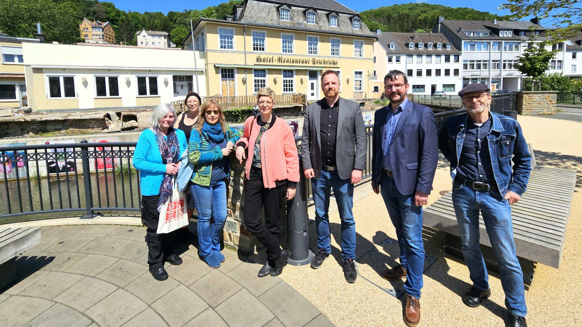 Gisela Neveling, Andrea Jöbkes, Petra Freche, Wibke Brems, Martin Metz, Wolfgang Heidinger und Karl-Heinz Lorbach stehen am Ufer in Gemünd.