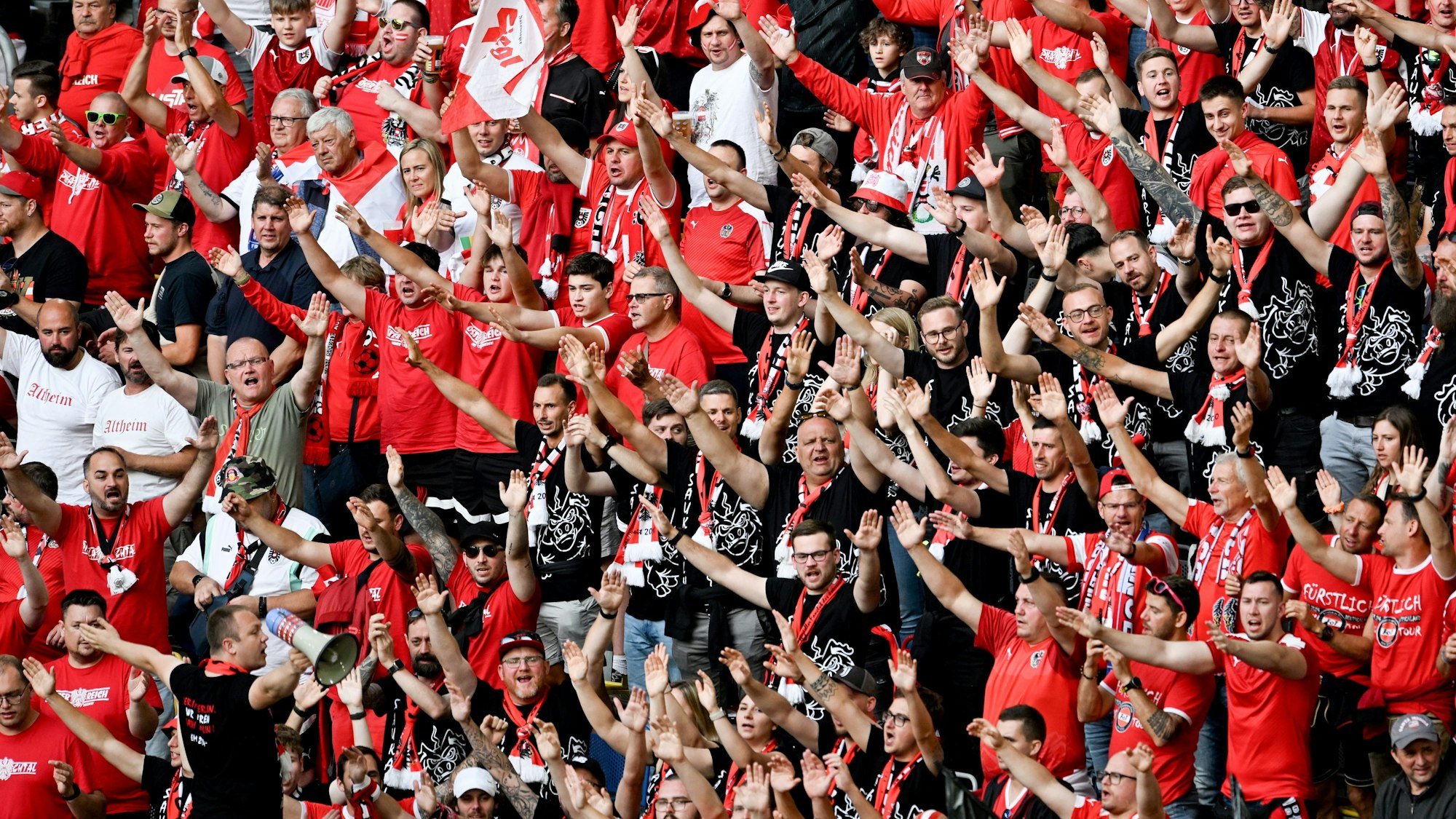 Österreichische Fans jubeln der ÖFB-Auswahl vor dem Spiel Österreich gegen Frankreich bei der Fußball-Europameisterschaft 2024 in Düsseldorf am Montag, 17. Juni, zu. (Symbolbild)