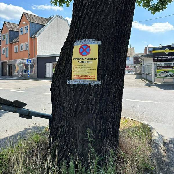 Anwohner in Rondorf wehren sich mit Plakaten gegen das derzeitige Parkverbot auf der Rodenkirchener und Rondorfer Hauptstraße.