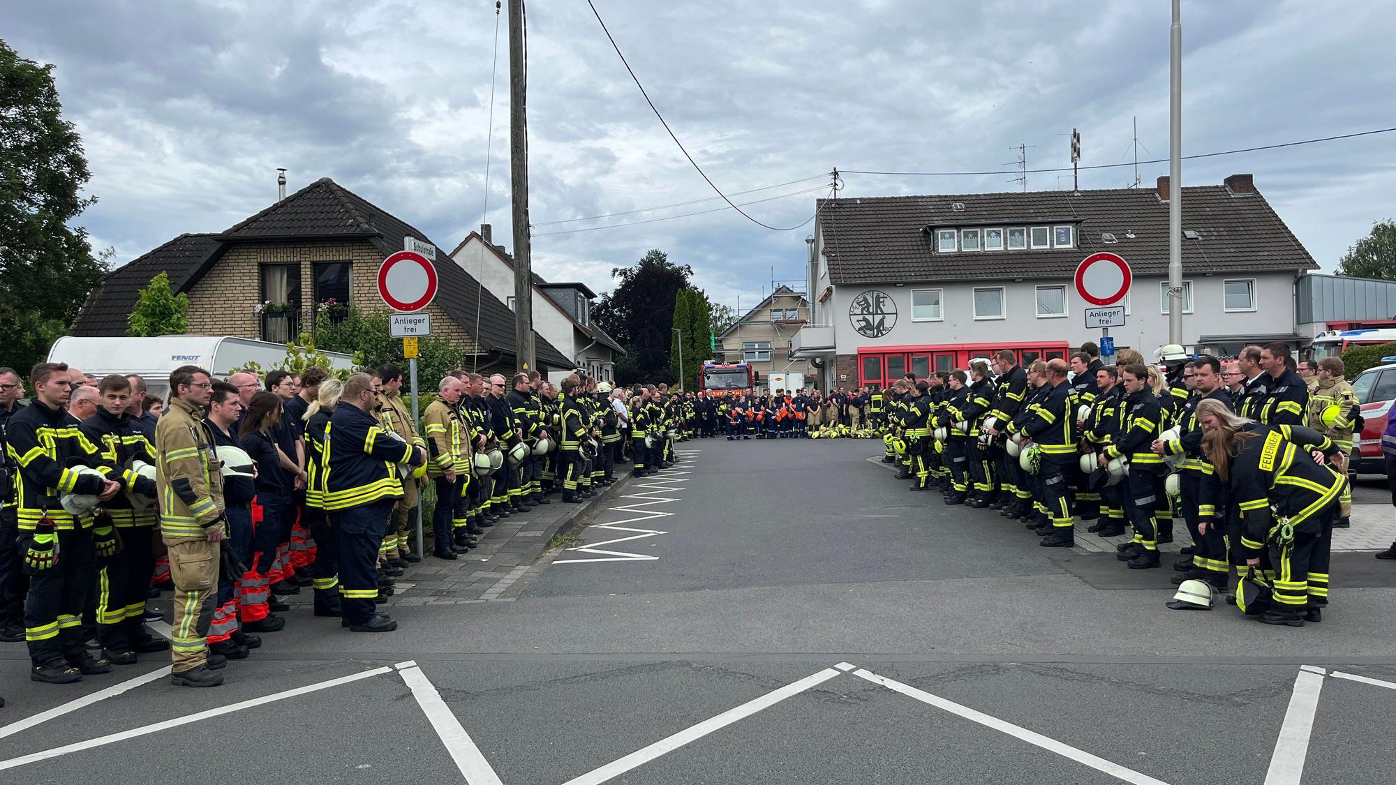 Feuerwehrleute stehen Spalier vor der Wache in Sankt Augustin-Niederpleis.