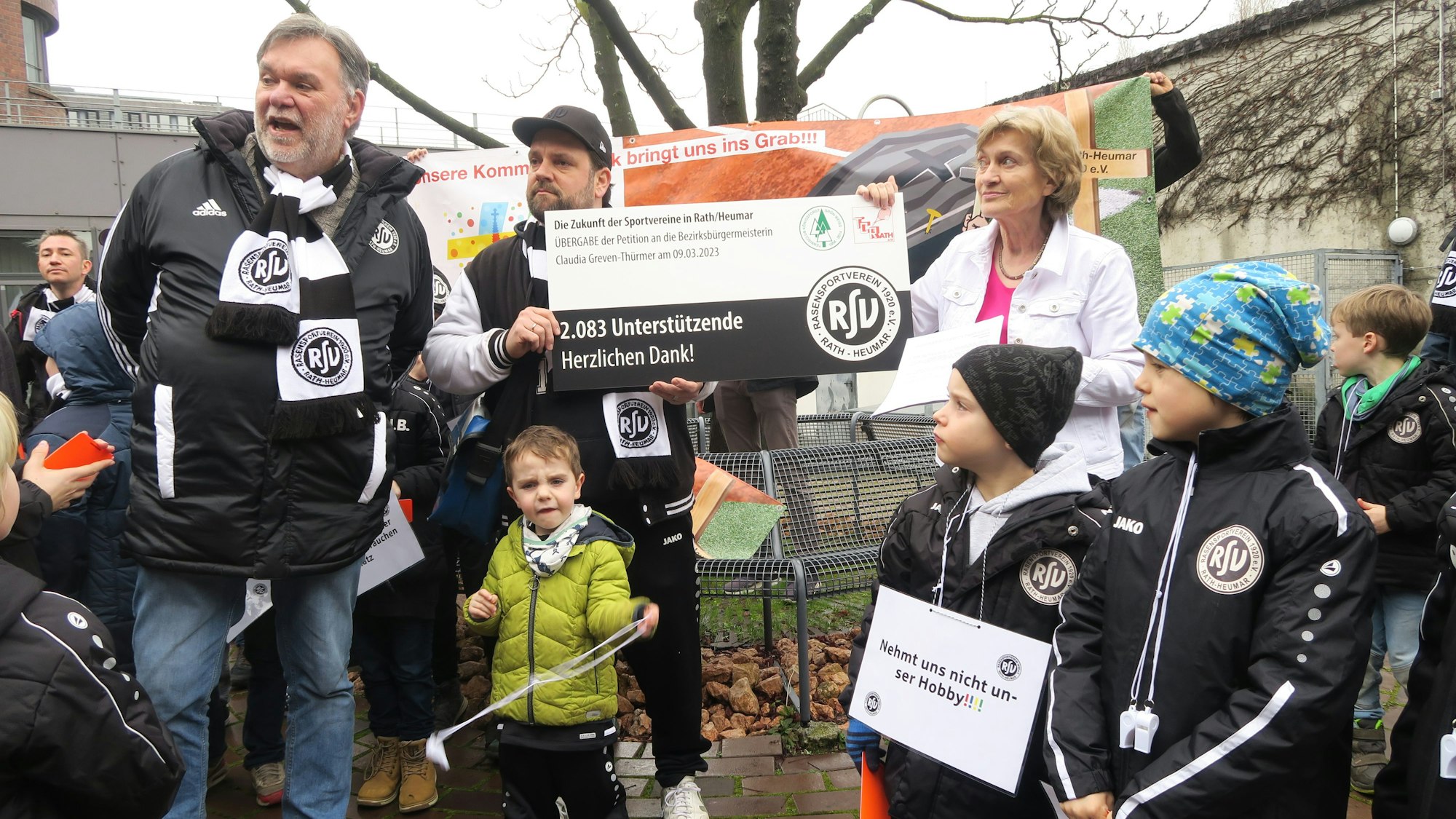 Ein Bild aus der Vergangenheit: Vereinsvorsitzender Hans-Georg Offermann (l.) mit Bezirksbürgermeisterin Claudia Greven-Thürmer (r. neben dem Schild).