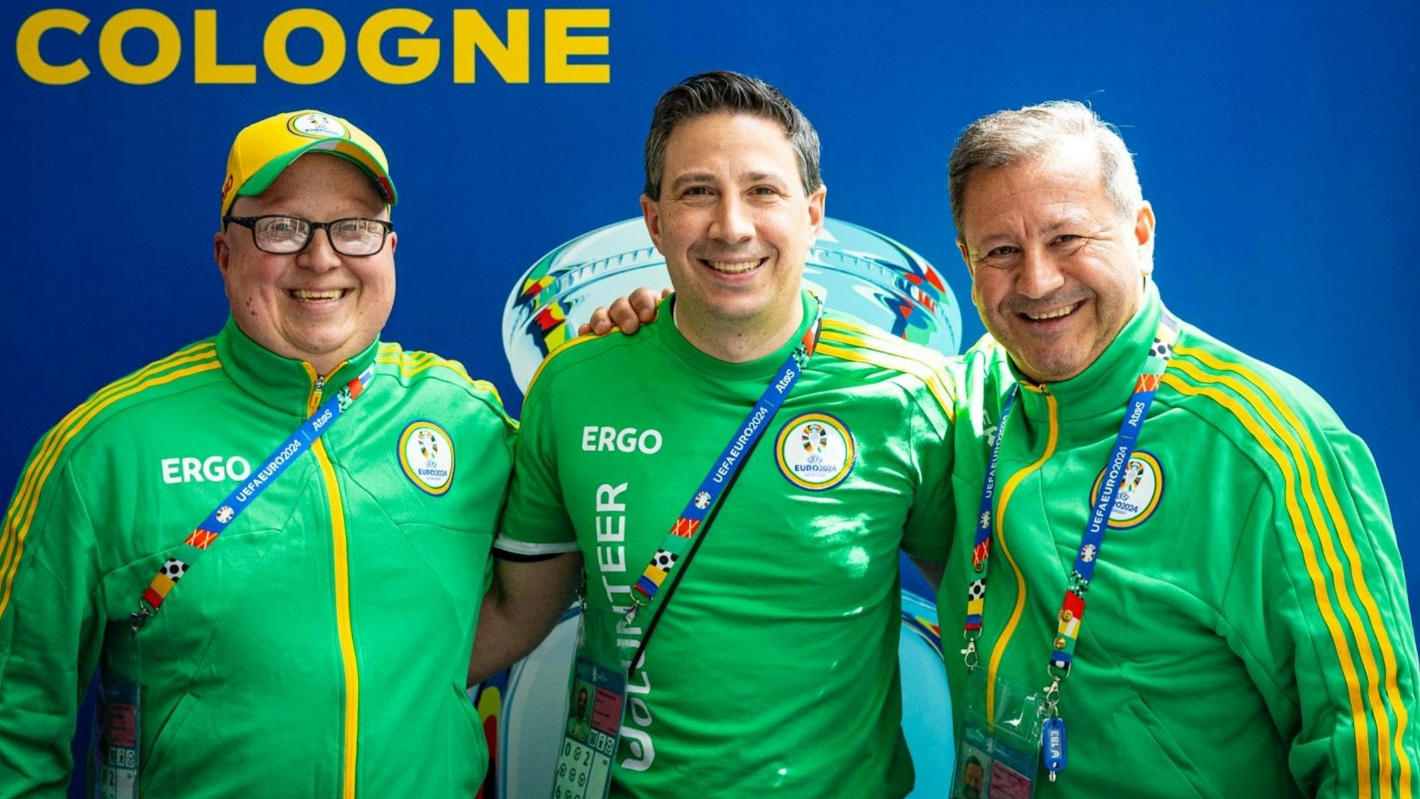 Zu sehen sind drei Brüder vor einer Wand zur Europameisterschaft 2024