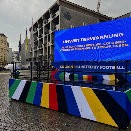 Wegen drohender Unwetter ist die Fanzone der UEFA in Köln am Alter Markt am Dienstag geschlossen.