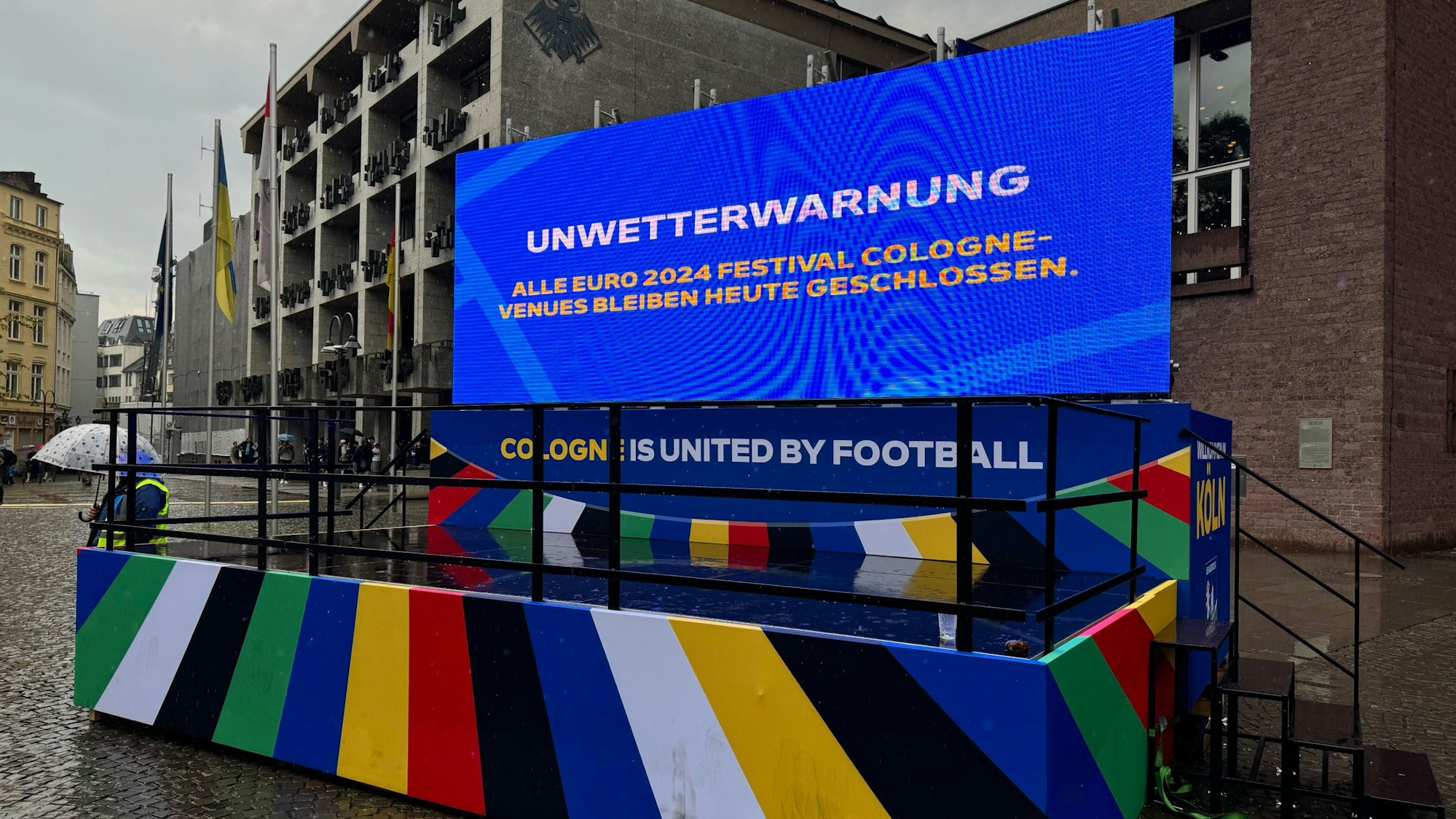 Wegen drohender Unwetter ist die Fanzone der UEFA in Köln am Alter Markt am Dienstag geschlossen.